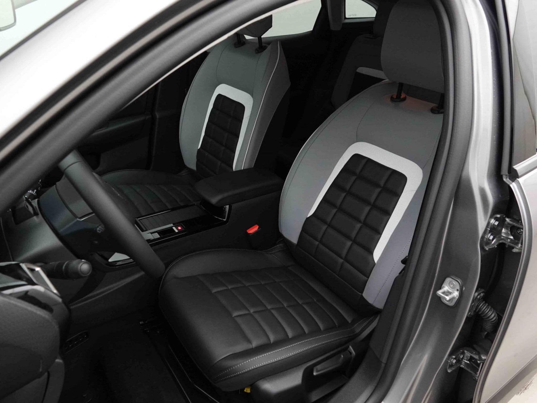 Citroën C4 1.2 Hybrid e-DSC6 145 Allure (2026) - Foto 8