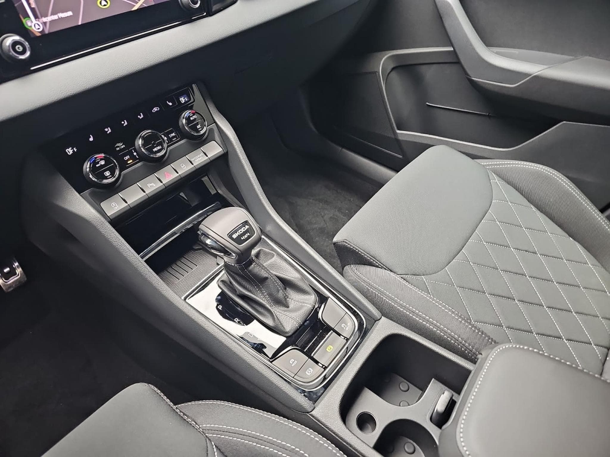 Skoda Karoq 2.0 TSI 190 DSG SPORTLINE 4x4 (2026) - Photo 12