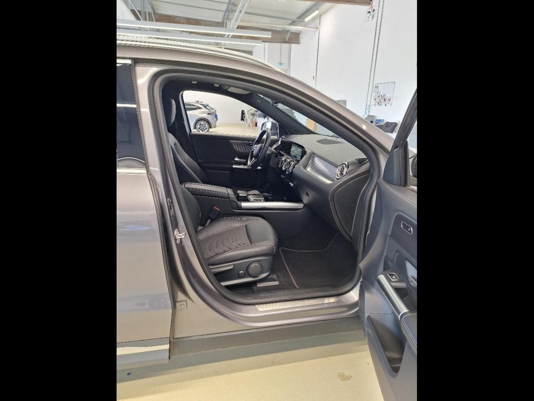 Mercedes EQA 250 71KWH BUSINESS LINE AUTO *CAM* ACC * HAYON * (2023) - Photo 8