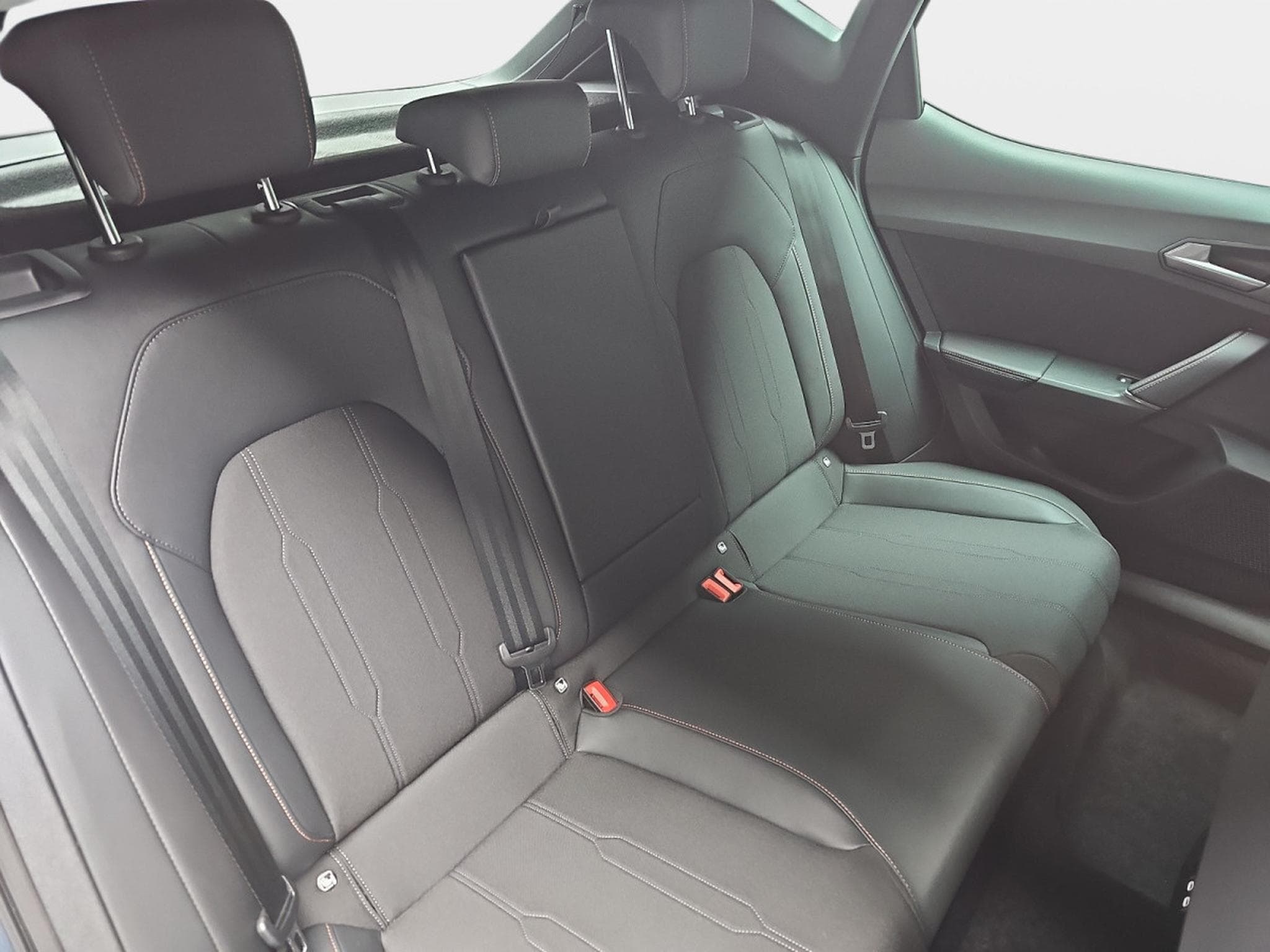 Cupra Leon 1.5 eTSi DSG 150 (2025) - Photo 17