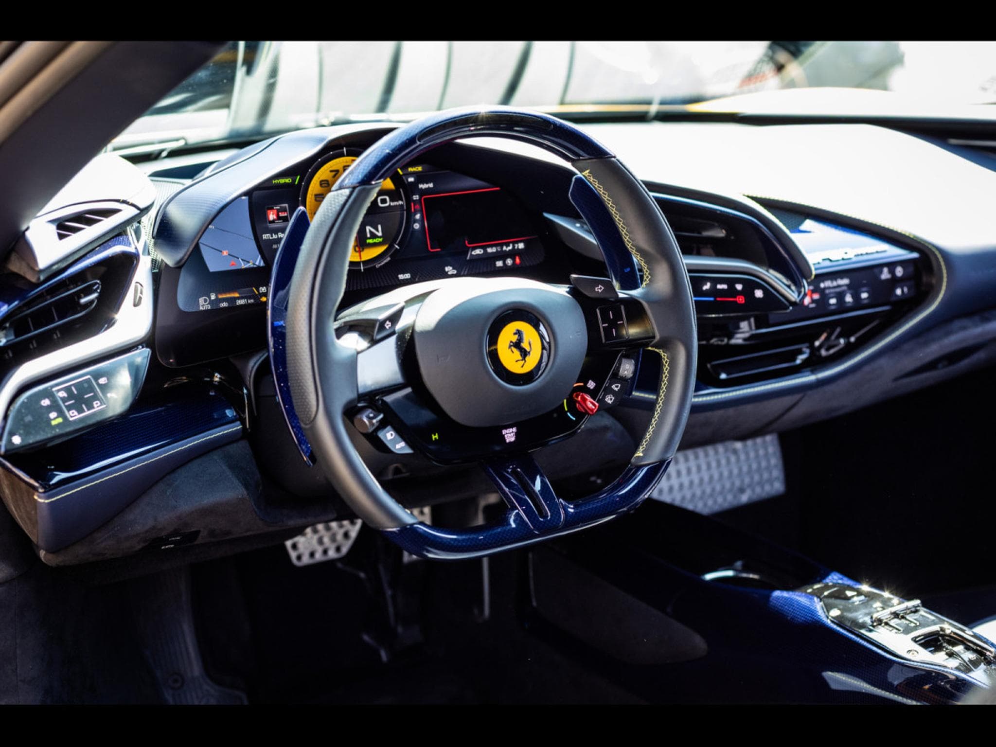 Ferrari SF90 STRADALE GIALLO 3 STRATO CARBONE BLEU (2022) - Photo 10