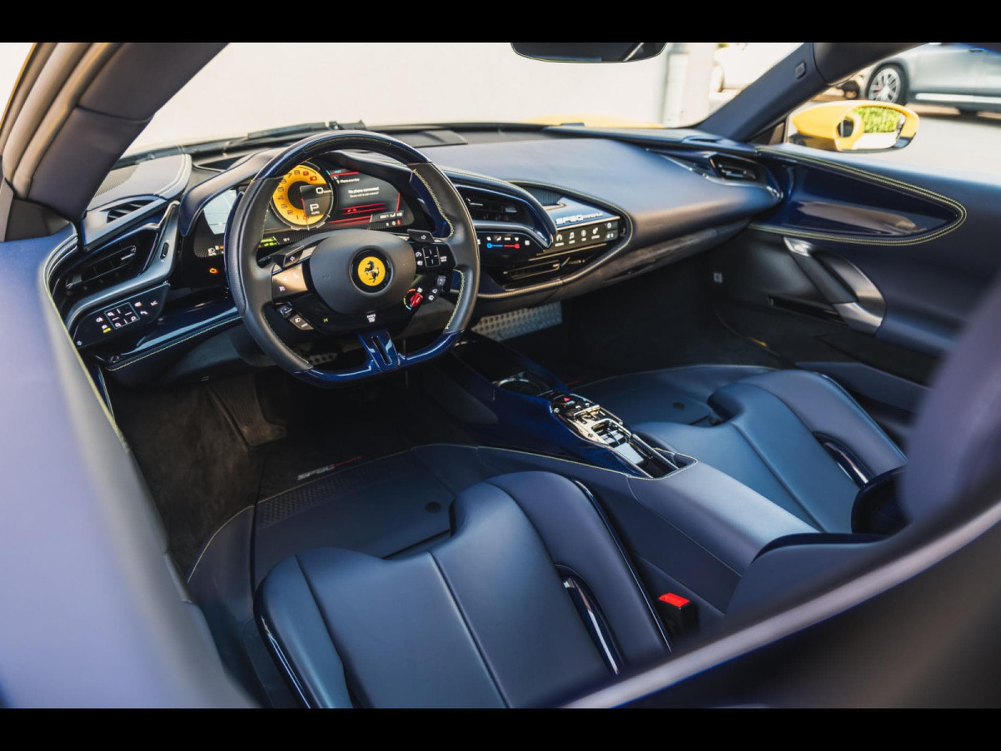Ferrari SF90 STRADALE GIALLO 3 STRATO CARBONE BLEU (2022) - Photo 11
