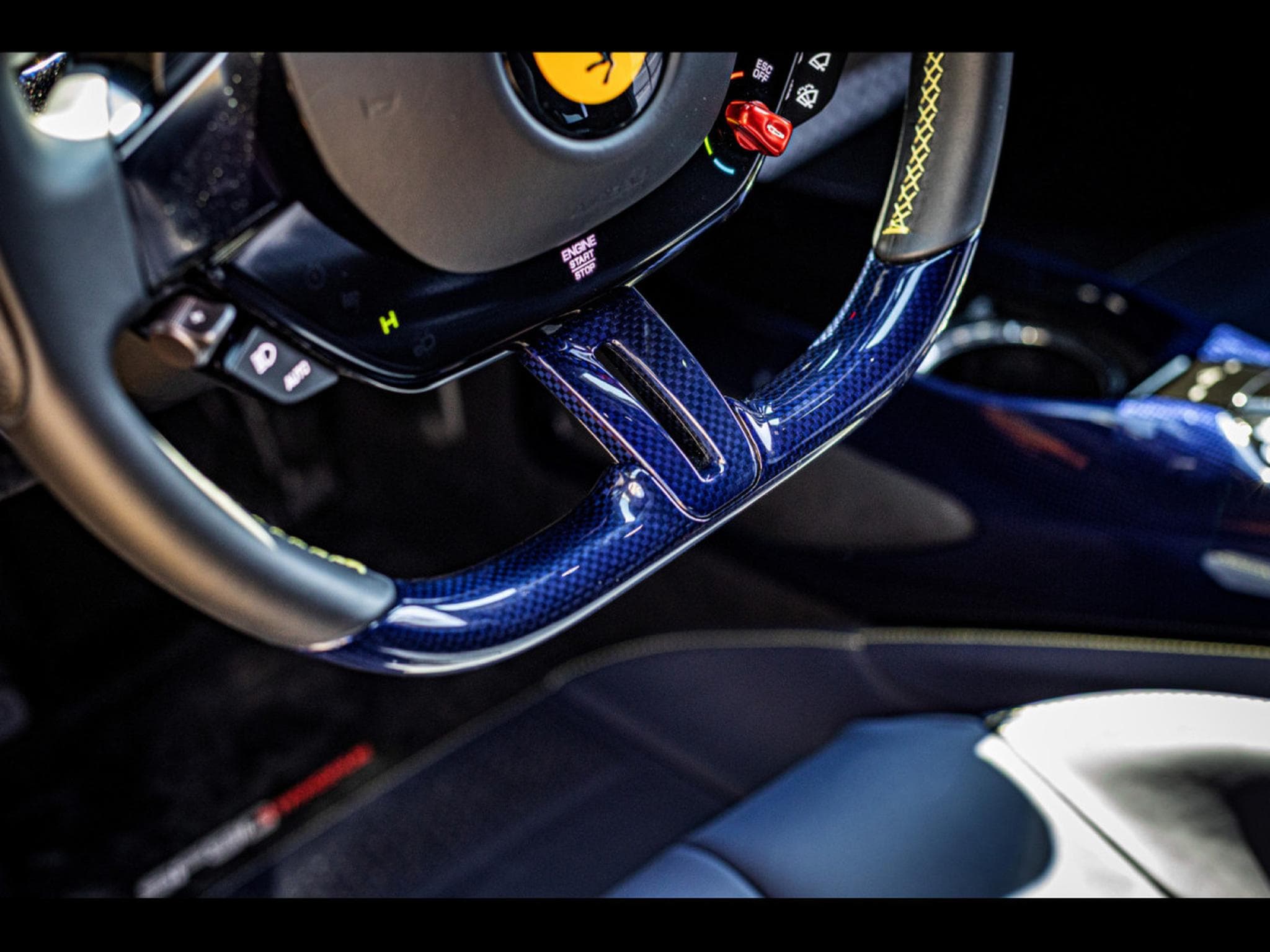 Ferrari SF90 STRADALE GIALLO 3 STRATO CARBONE BLEU (2022) - Photo 15
