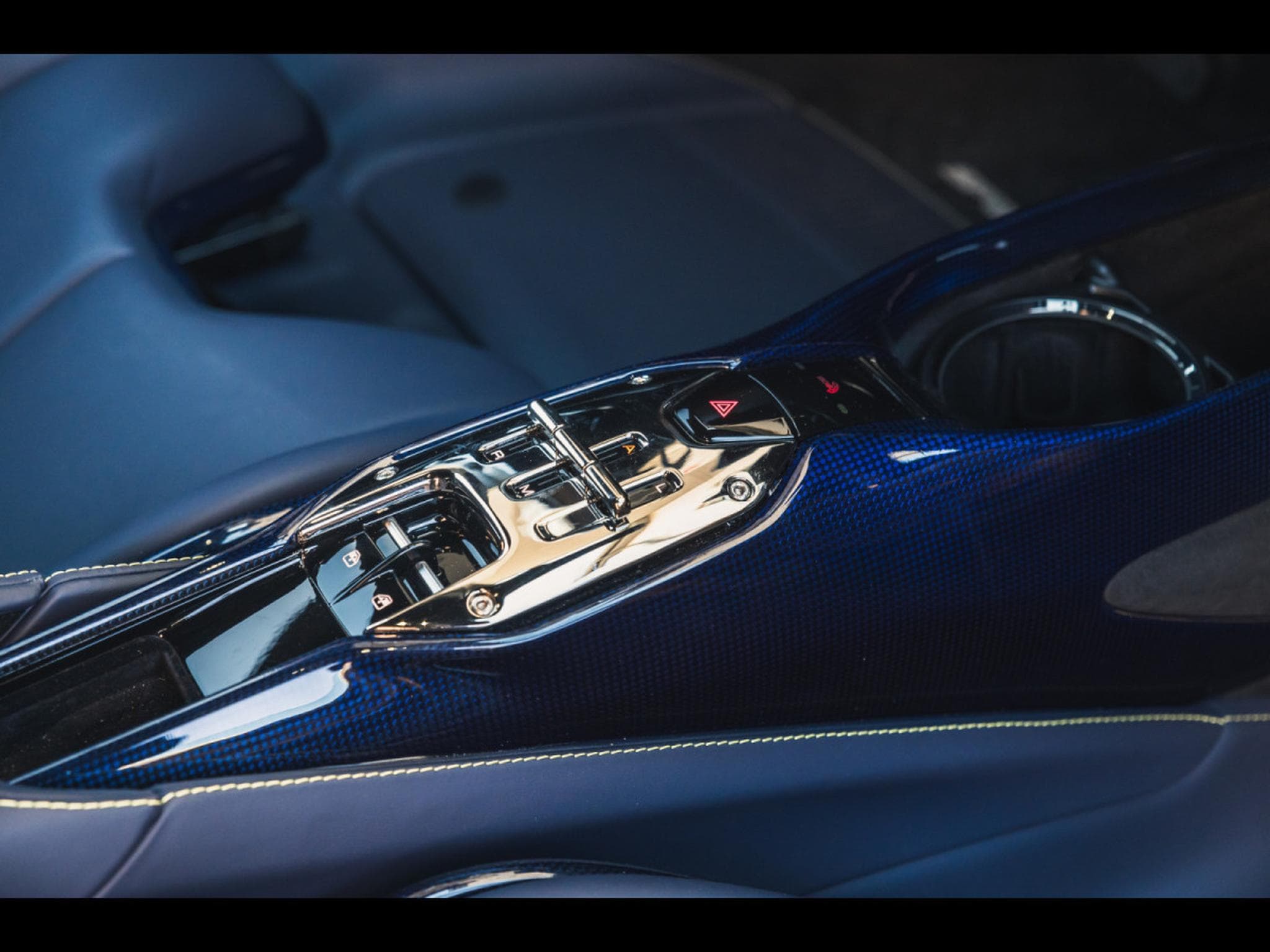 Ferrari SF90 STRADALE GIALLO 3 STRATO CARBONE BLEU (2022) - Photo 16