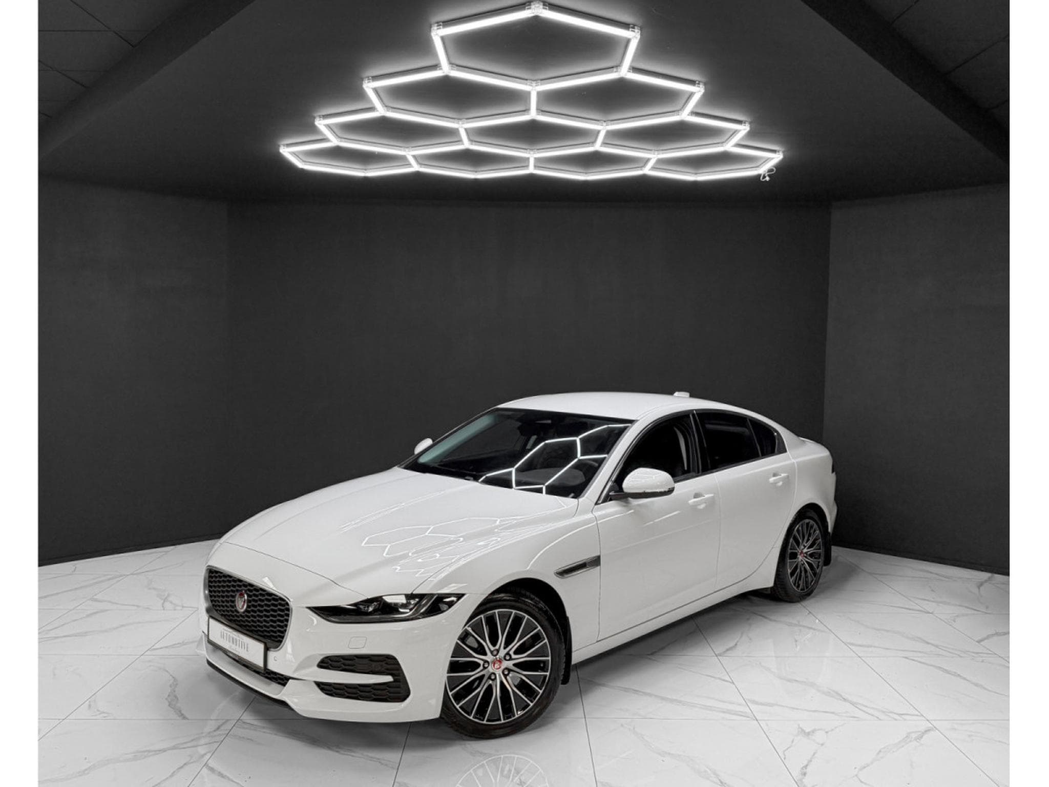 Jaguar XE P300 AWD HSE (2022) - Foto 1