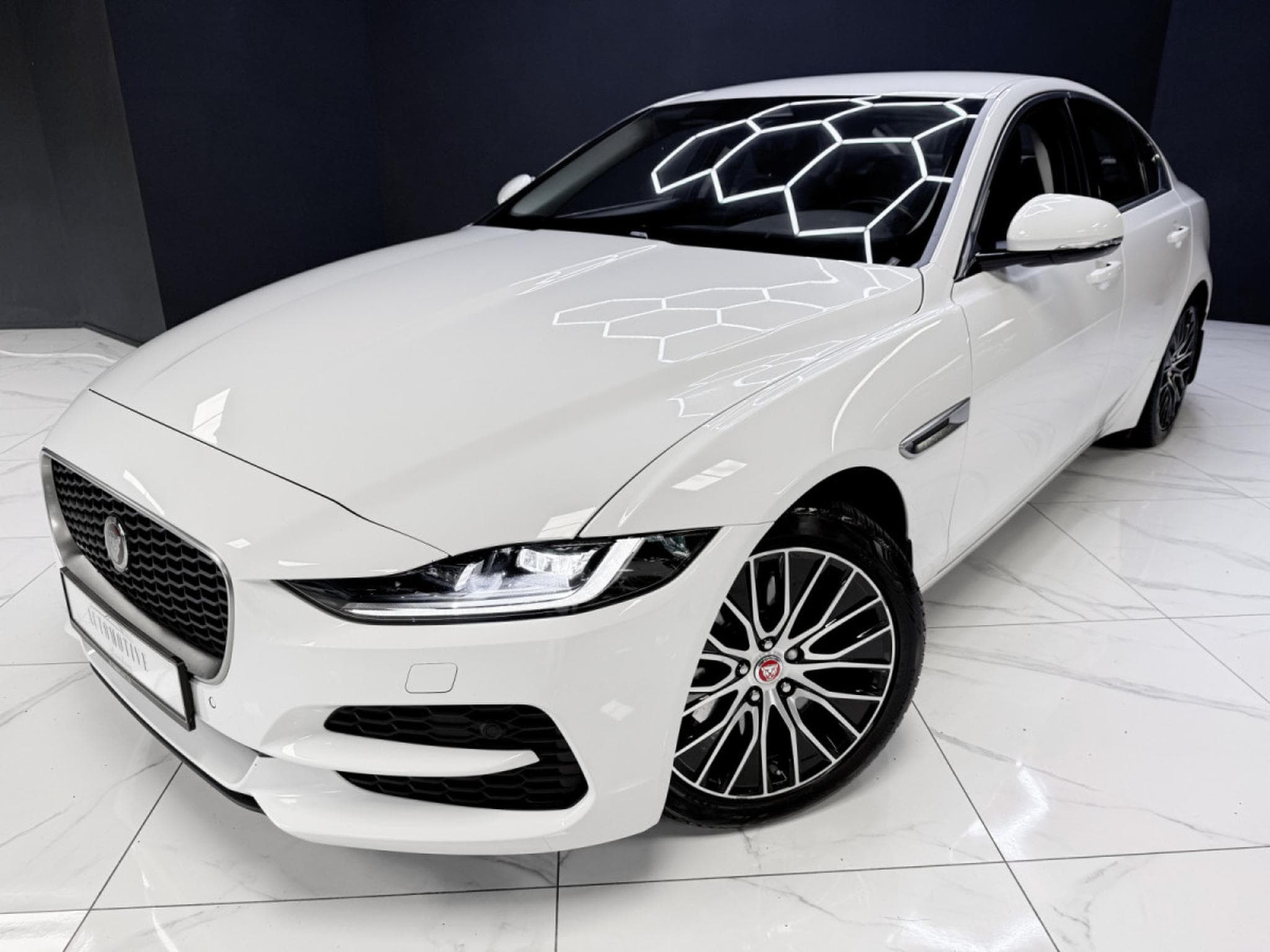 Jaguar XE P300 AWD HSE (2022) - Foto 10