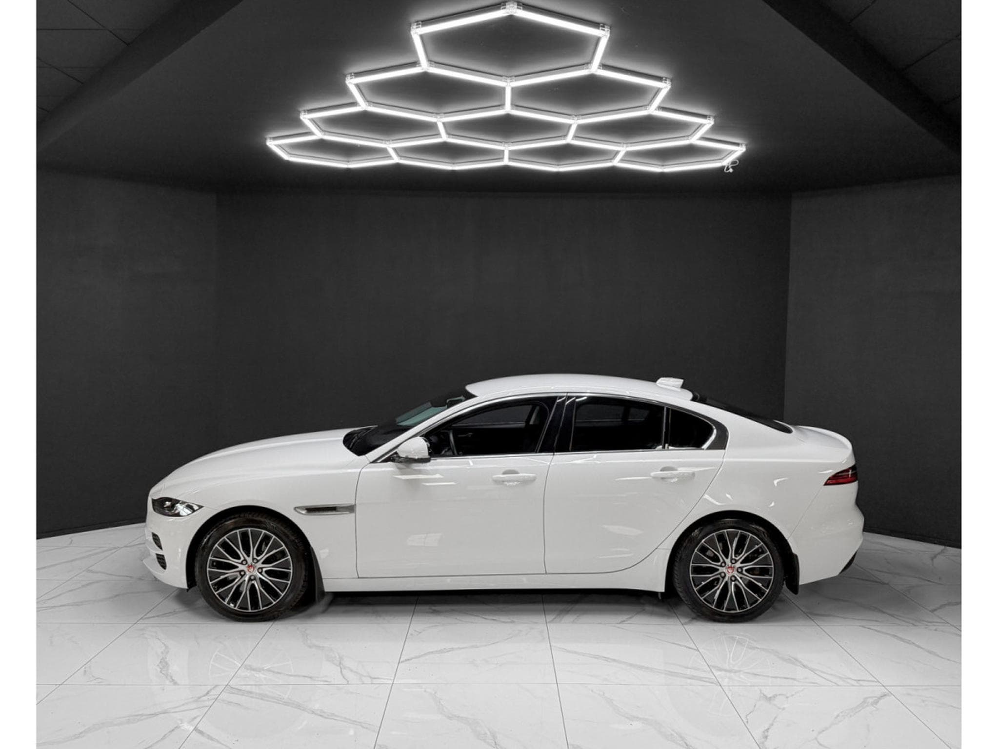 Jaguar XE P300 AWD HSE (2022) - Foto 2