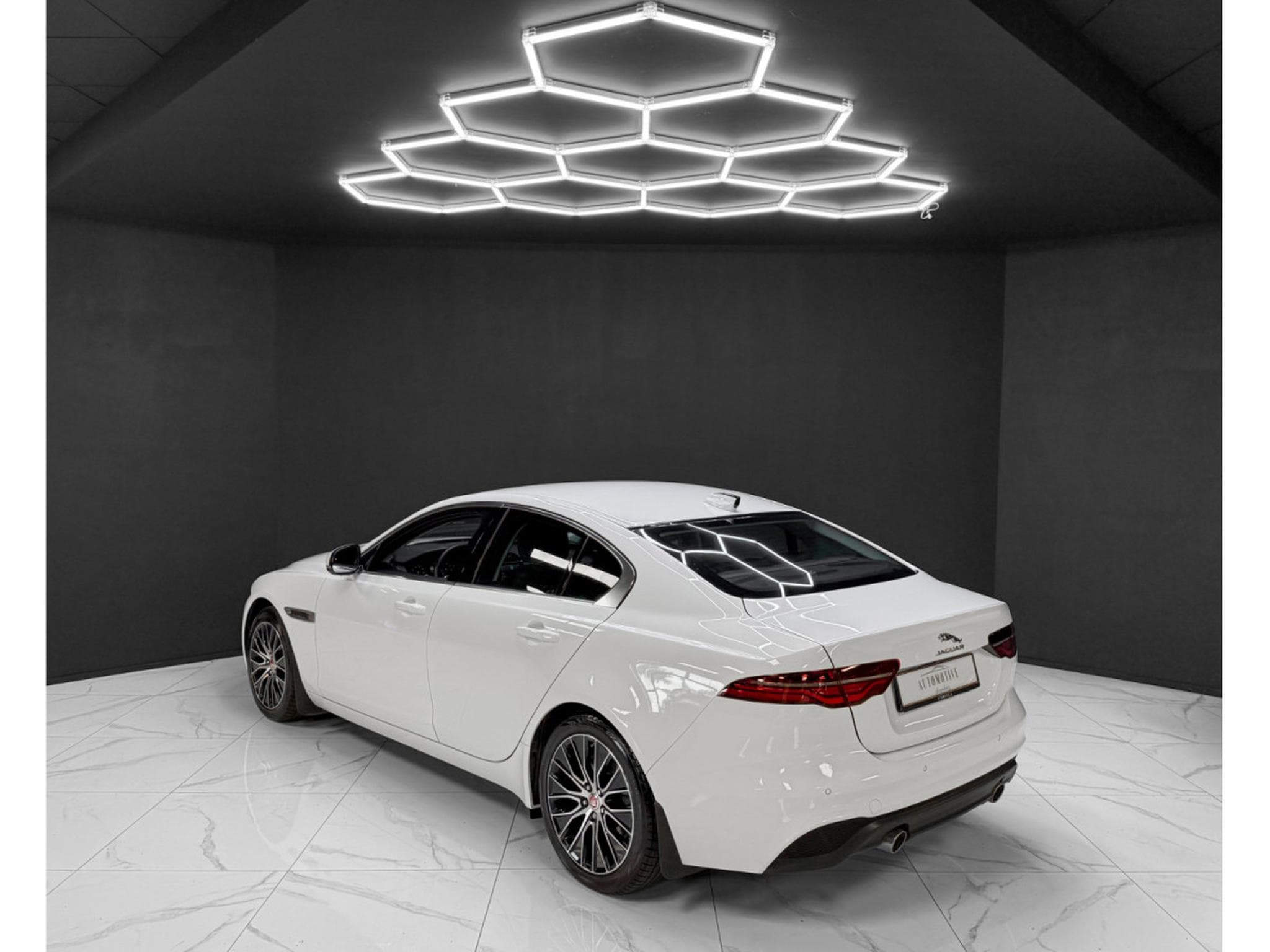 Jaguar XE P300 AWD HSE (2022) - Foto 3