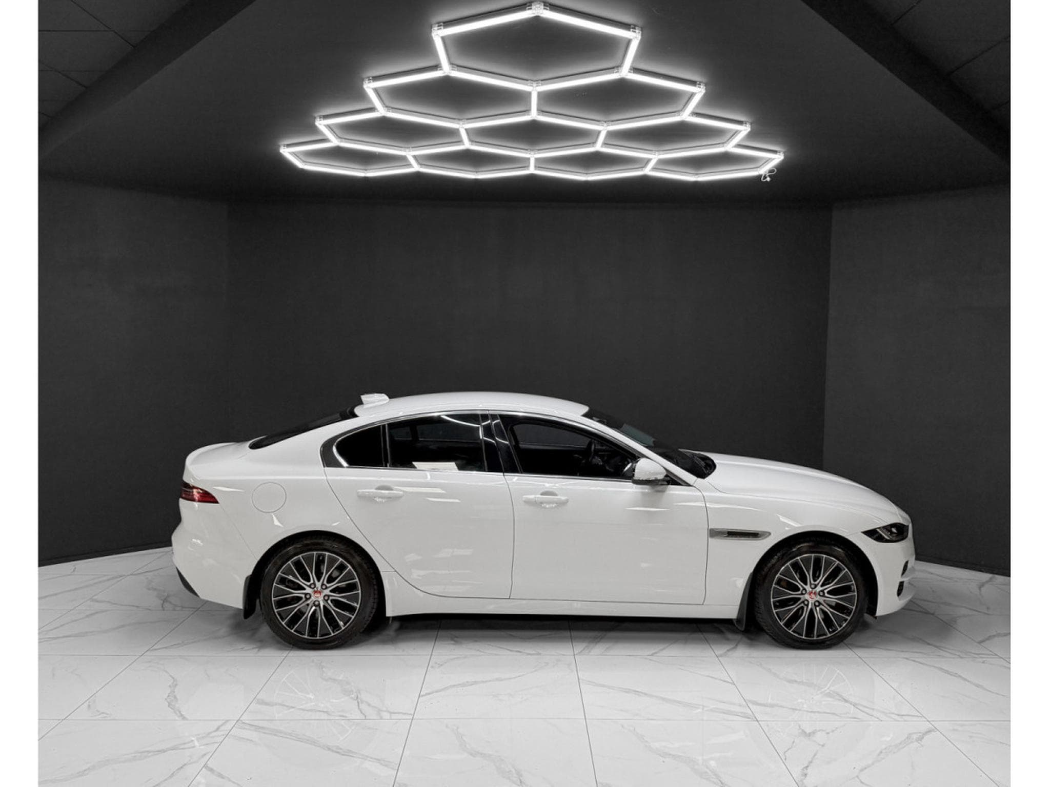 Jaguar XE P300 AWD HSE (2022) - Foto 6