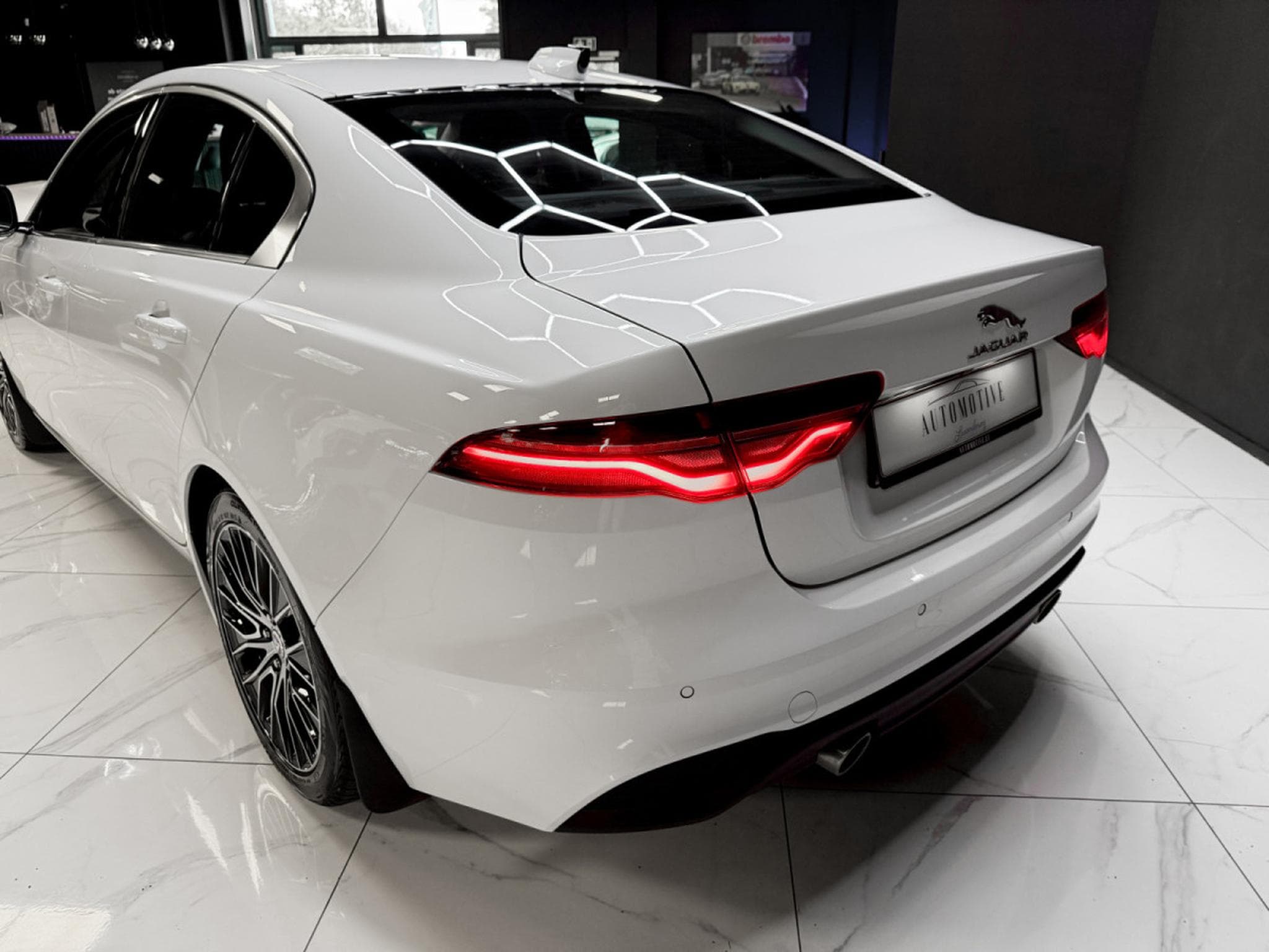 Jaguar XE P300 AWD HSE (2022) - Foto 9
