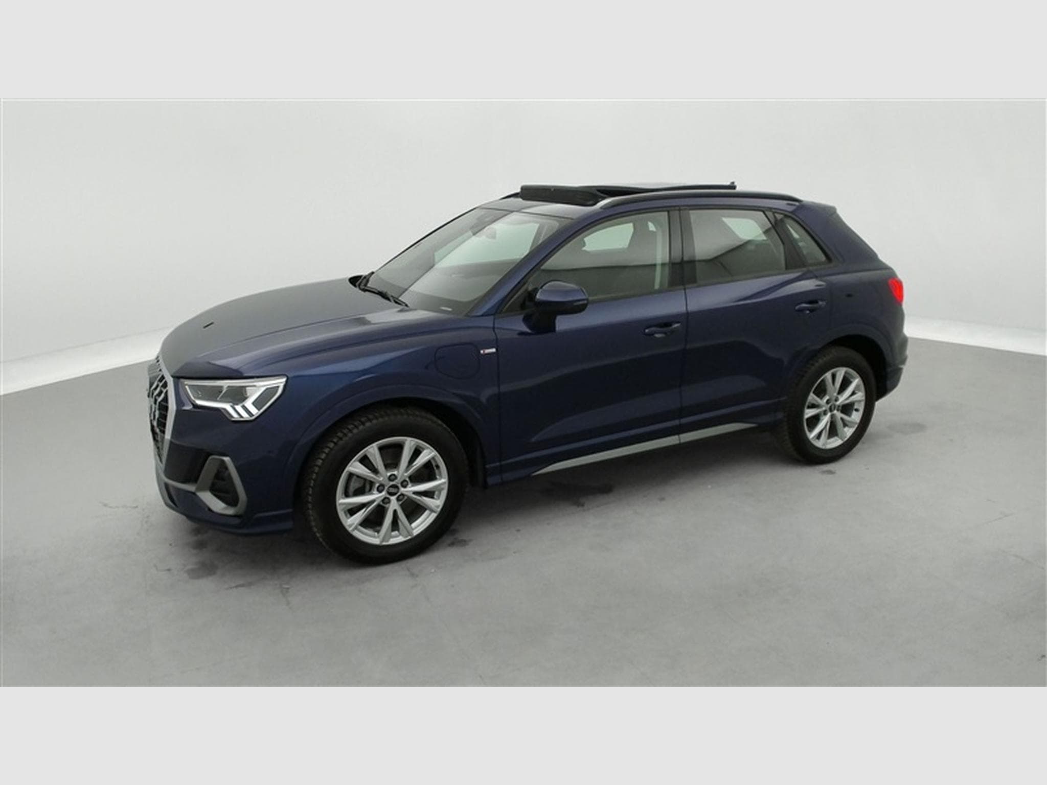 Audi Q3 PHEV 45 TFSIe S-Tronic S-Line NAVI / CAMERA / TO PANO (2021) - Photo 22