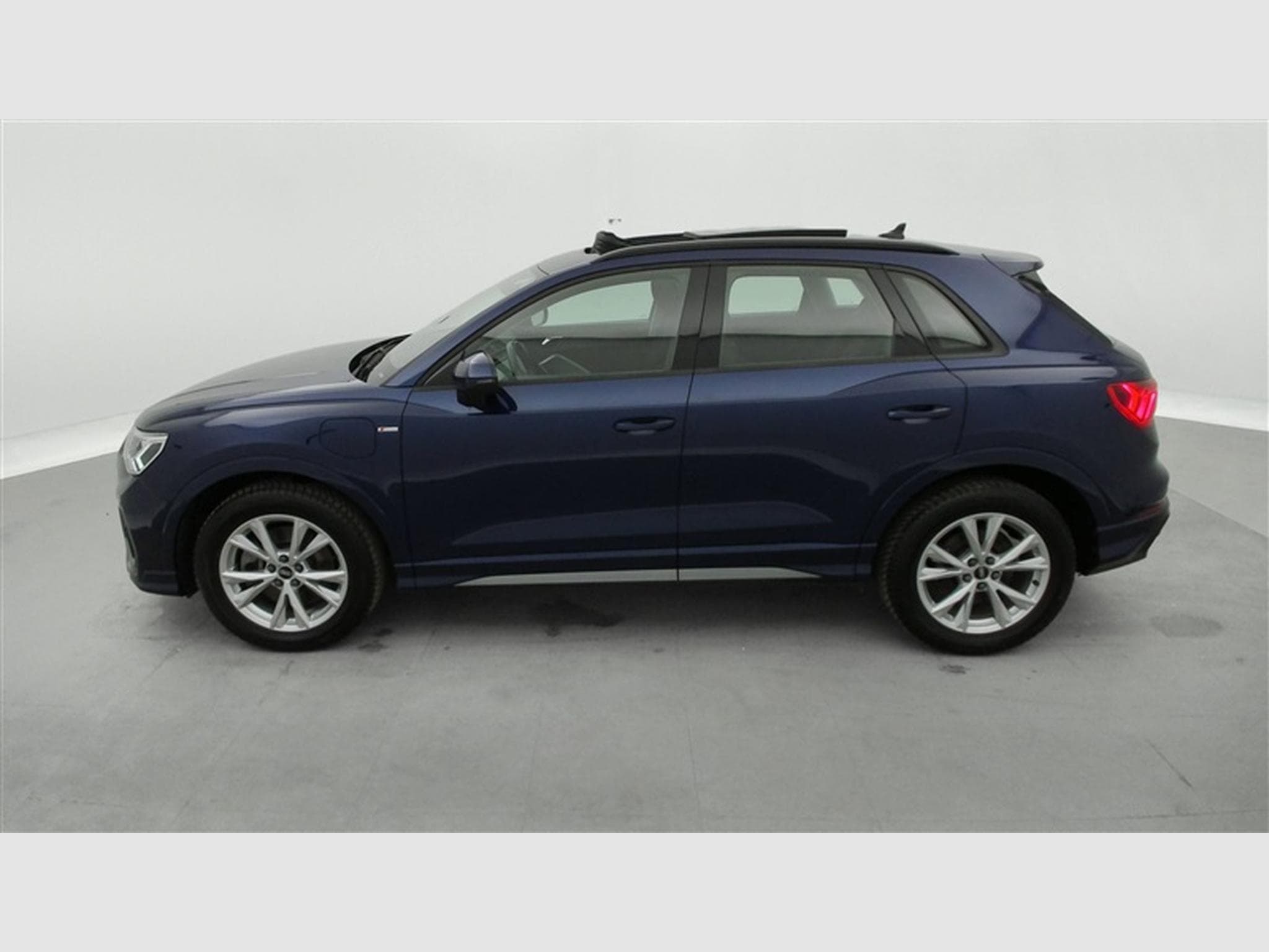 Audi Q3 PHEV 45 TFSIe S-Tronic S-Line NAVI / CAMERA / TO PANO (2021) - Photo 3
