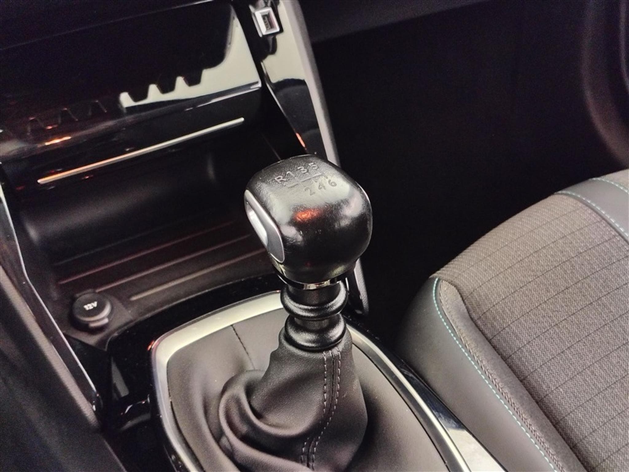 Peugeot 208 1.2i PureTech Allure CARPLAY / S-CUIR / CLIM / FULL LED (2022) - Photo 12