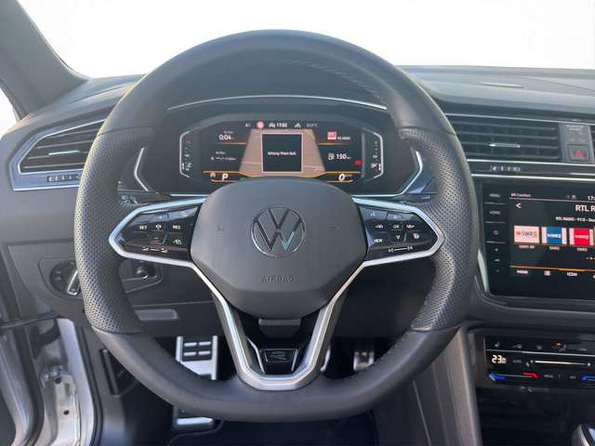 VW Tiguan R-Line 4Motion/Matrix/AHK/Black/DCC (2022) - Photo 10