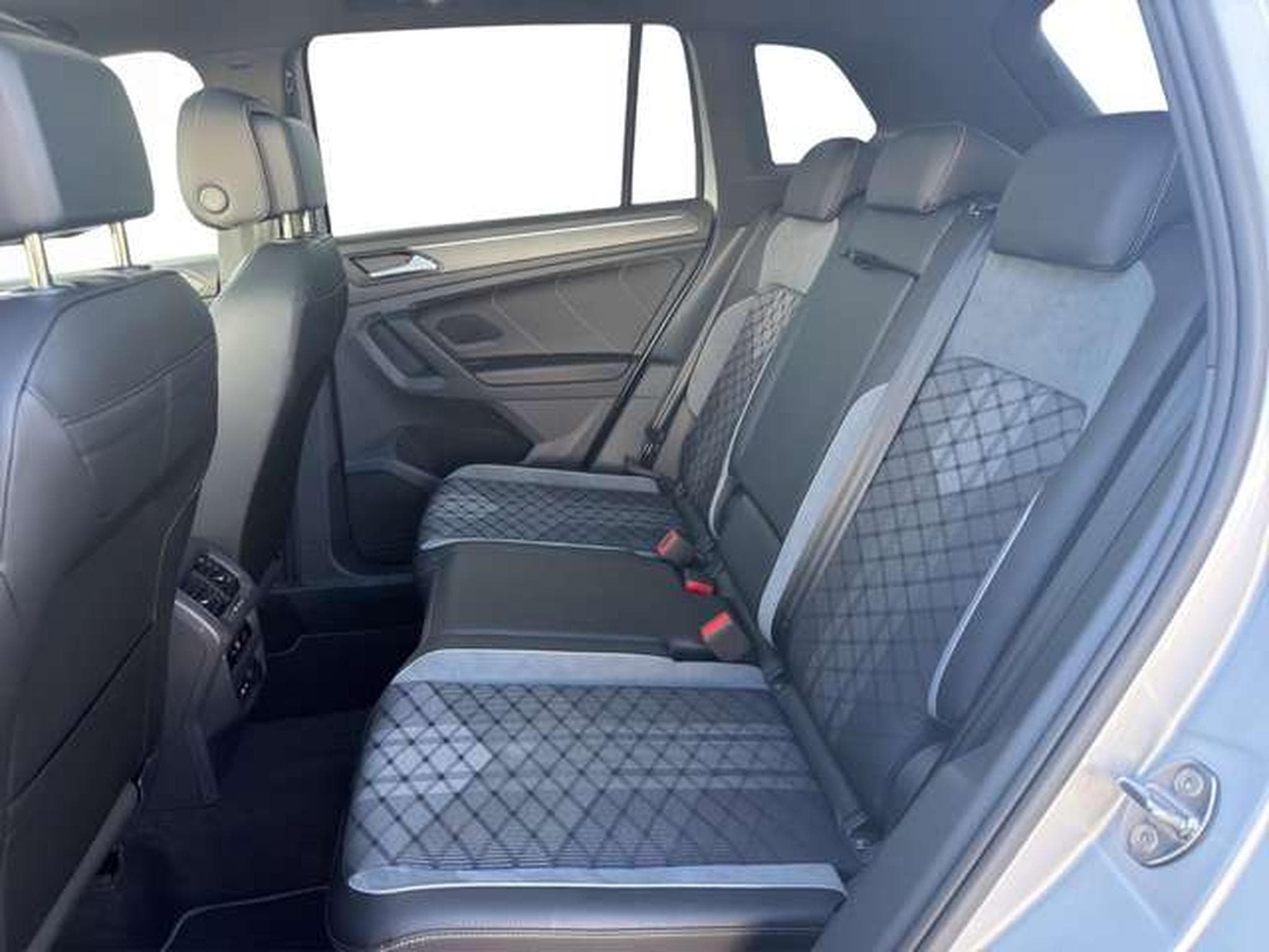 VW Tiguan R-Line 4Motion/Matrix/AHK/Black/DCC (2022) - Photo 12