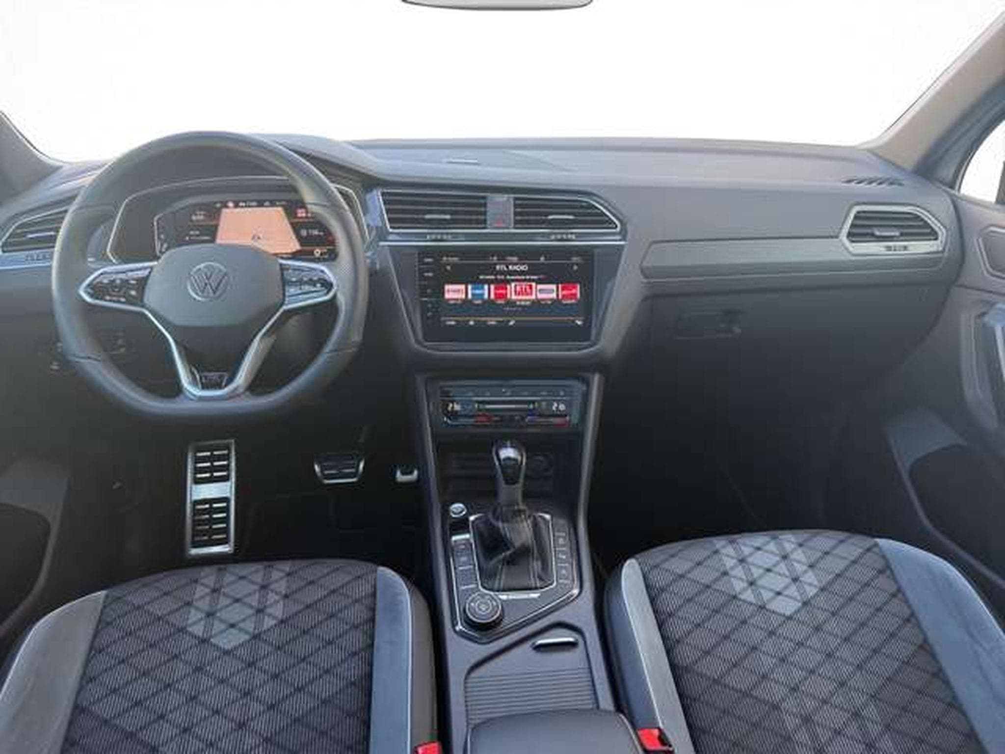 VW Tiguan R-Line 4Motion/Matrix/AHK/Black/DCC (2022) - Photo 13