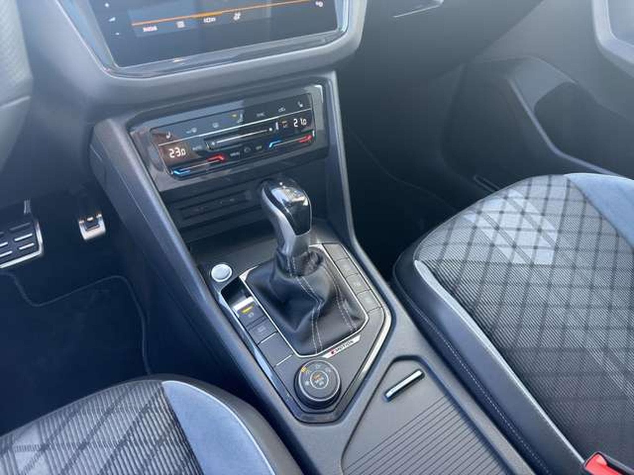 VW Tiguan R-Line 4Motion/Matrix/AHK/Black/DCC (2022) - Photo 14