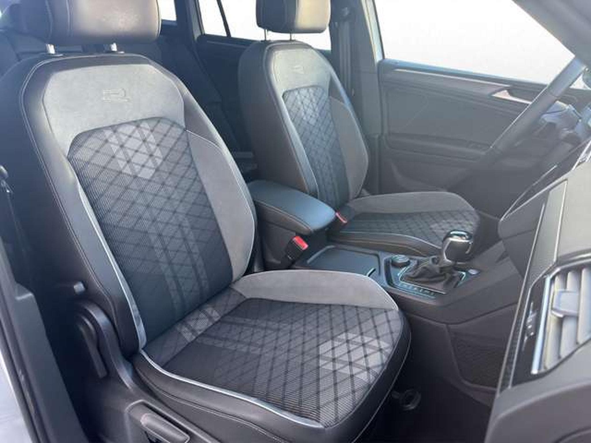 VW Tiguan R-Line 4Motion/Matrix/AHK/Black/DCC (2022) - Photo 15