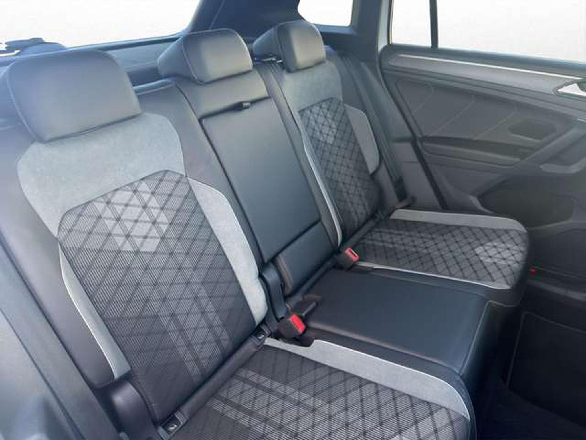 VW Tiguan R-Line 4Motion/Matrix/AHK/Black/DCC (2022) - Photo 16