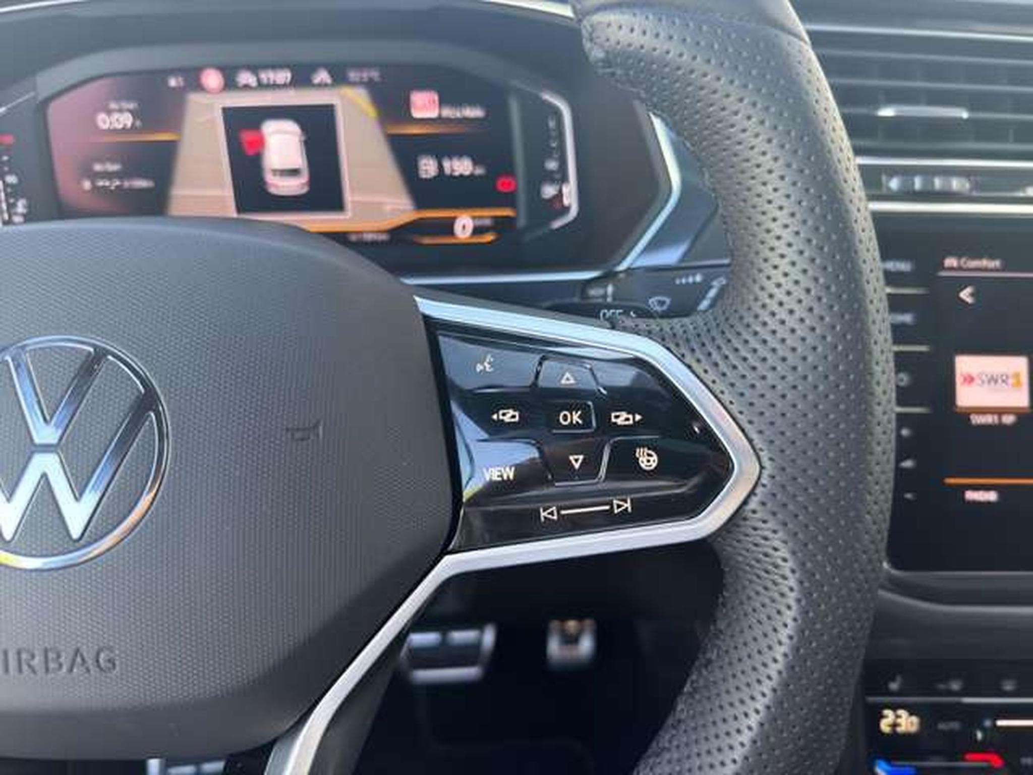 VW Tiguan R-Line 4Motion/Matrix/AHK/Black/DCC (2022) - Photo 27