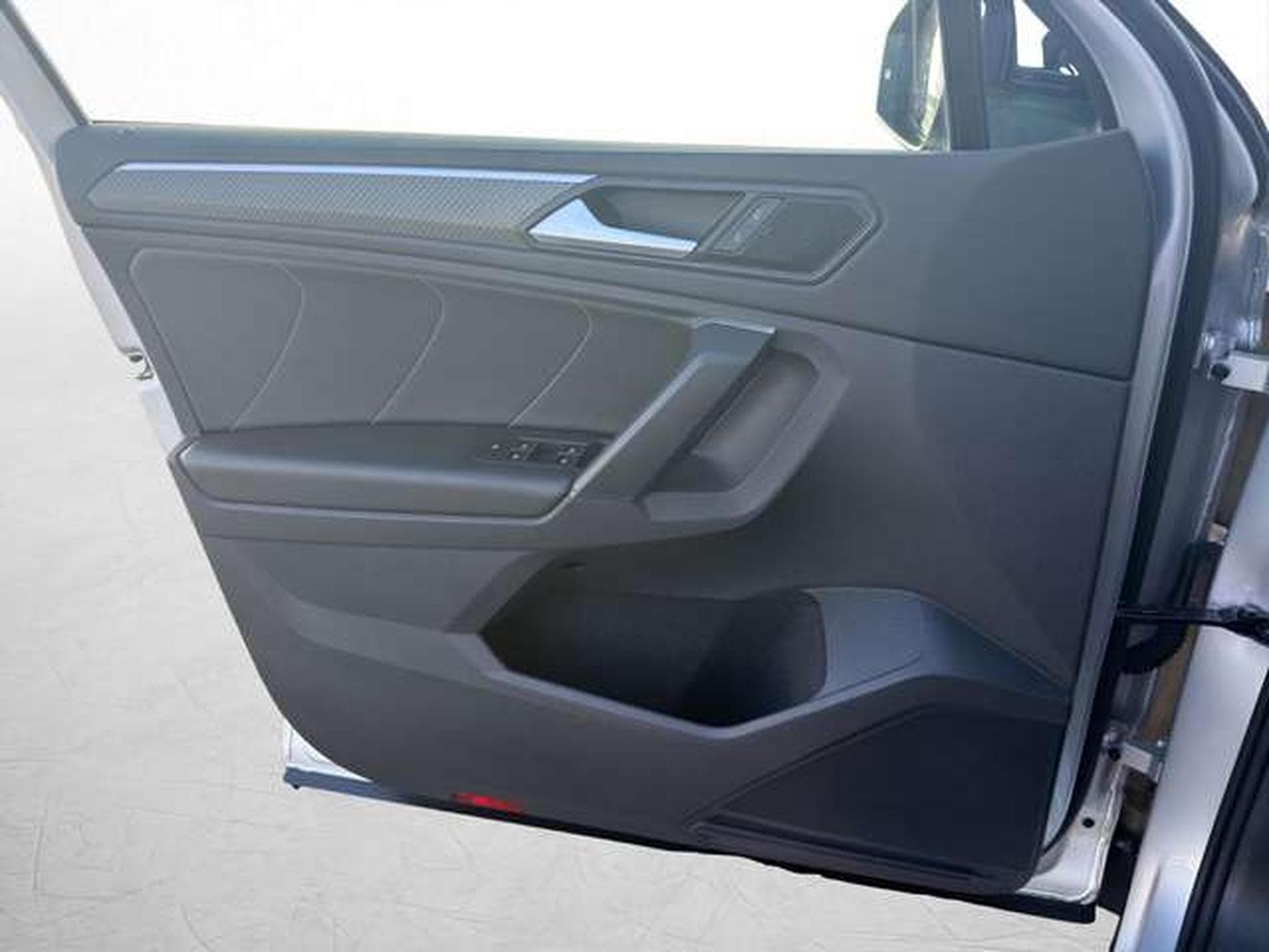 VW Tiguan R-Line 4Motion/Matrix/AHK/Black/DCC (2022) - Photo 28