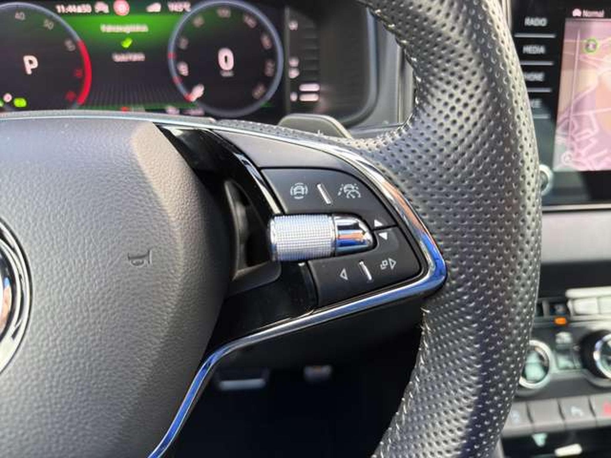 Skoda Karoq Sportline 4x4/AHK/NAVI/ACC/Kamera/DCC (2023) - Photo 27