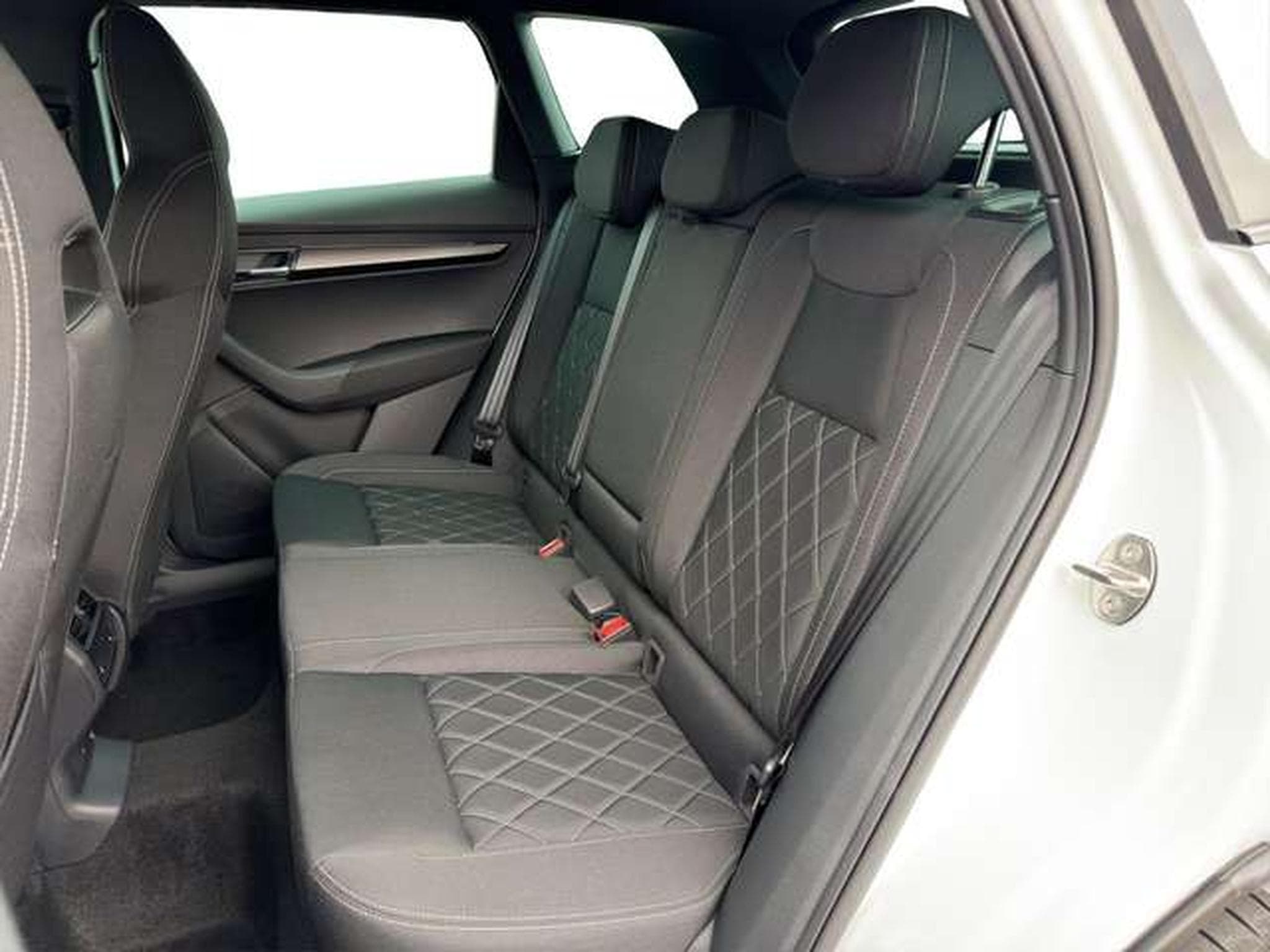 Skoda Karoq Sportline 1.5 DSG/ACC/AHK/FHZ/5-J Garantie (2026) - Photo 12