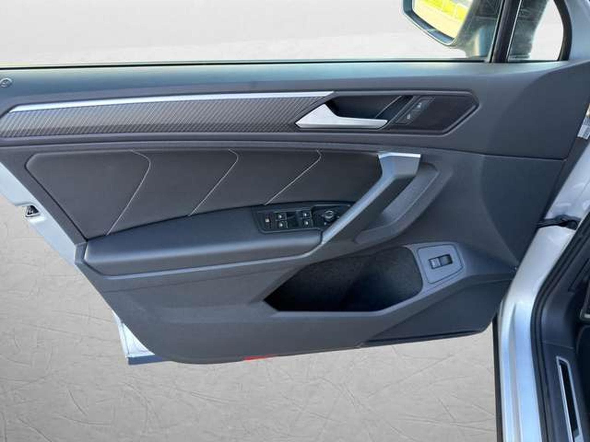 VW Tiguan R-Line 4Motion/AHK/ACC/Pano/StandHzg (2023) - Photo 31
