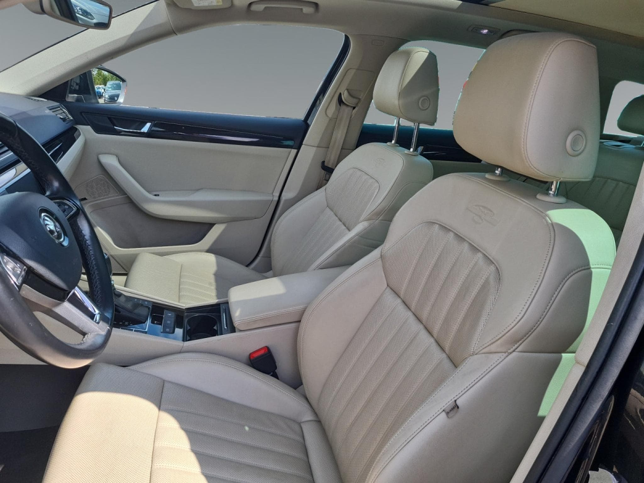 Skoda Superb 1.8 TSI Style DSG Laurin & Klement (2016) - Foto 10