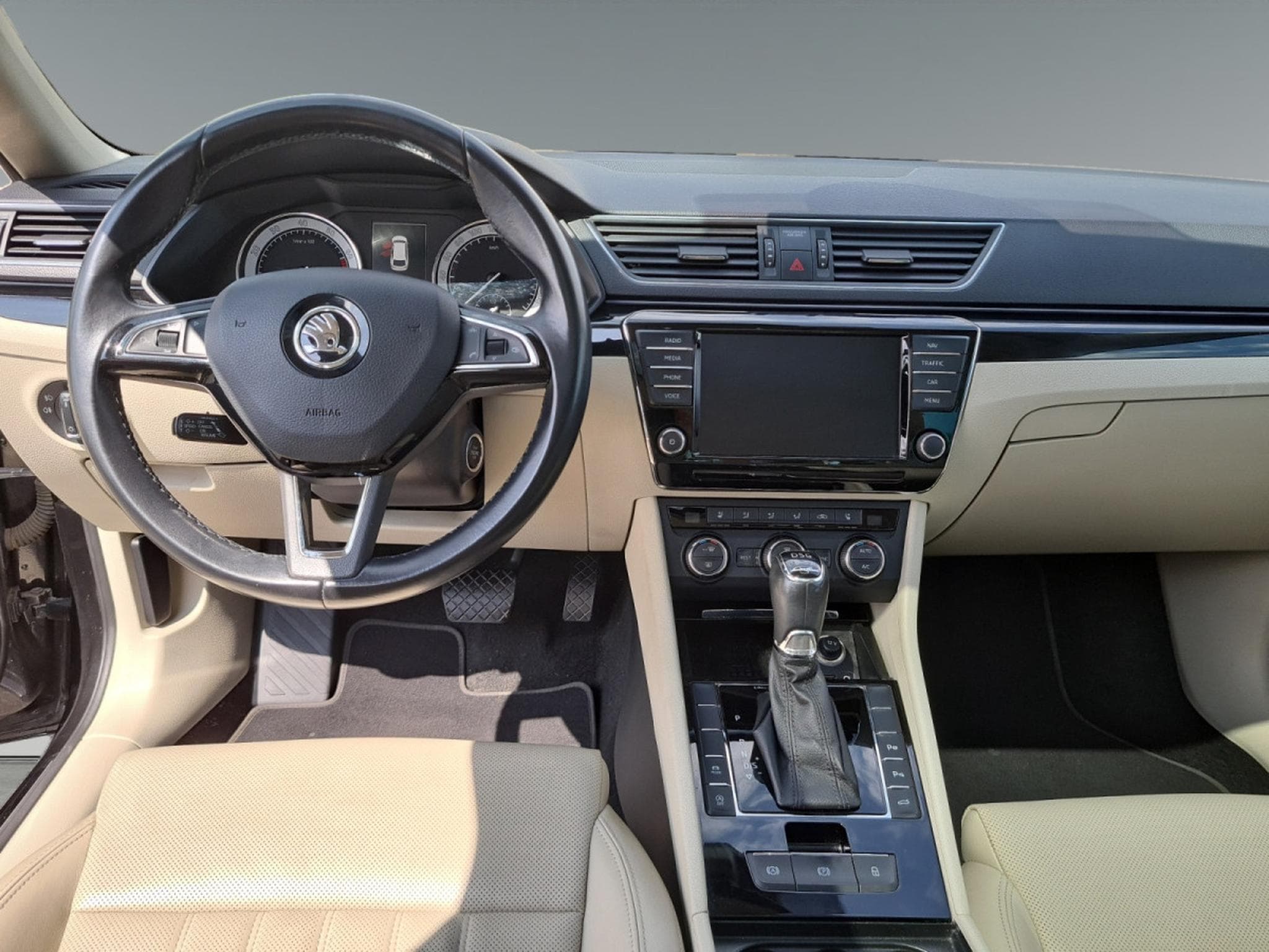 Skoda Superb 1.8 TSI Style DSG Laurin & Klement (2016) - Foto 12