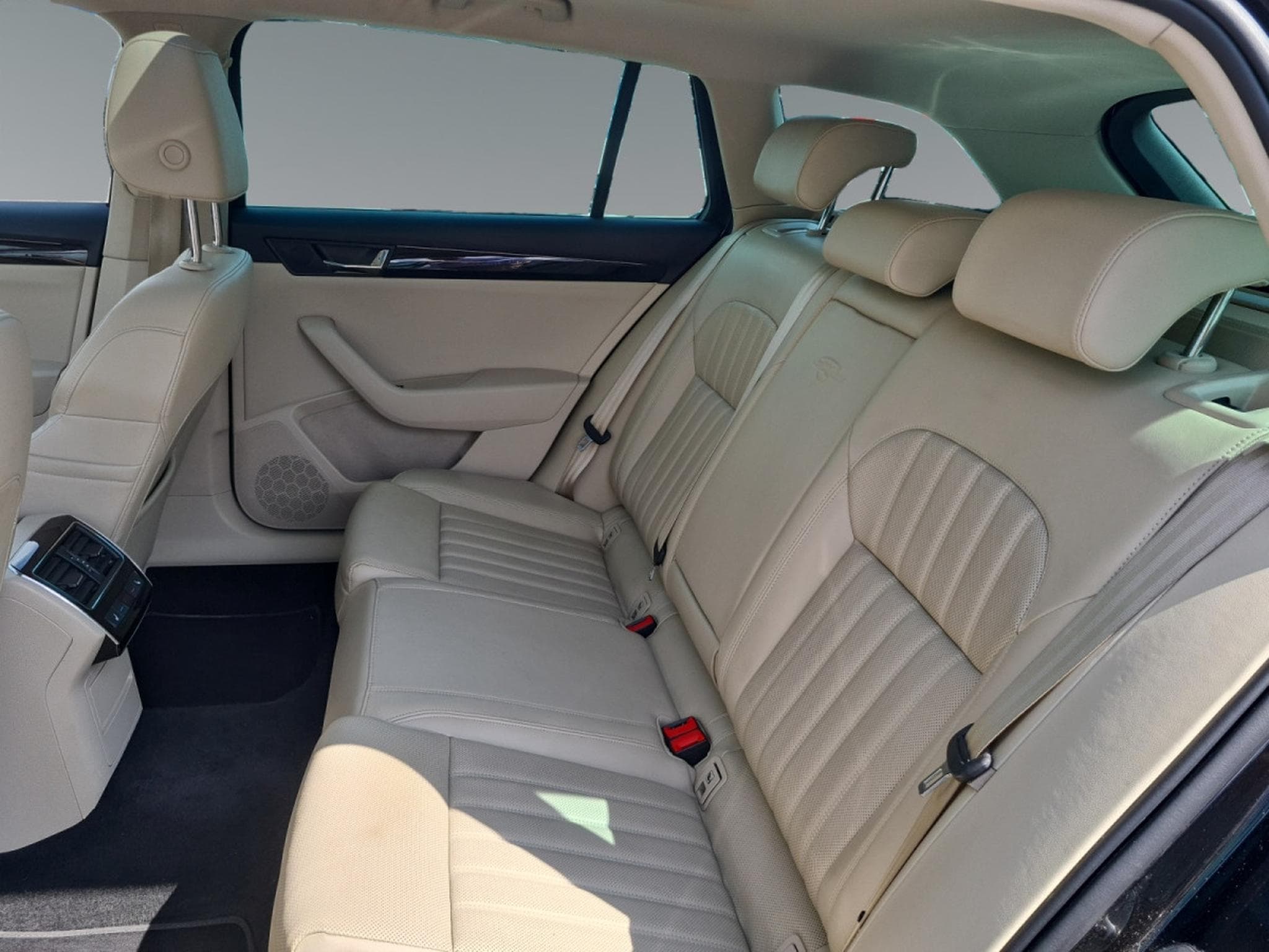 Skoda Superb 1.8 TSI Style DSG Laurin & Klement (2016) - Foto 15