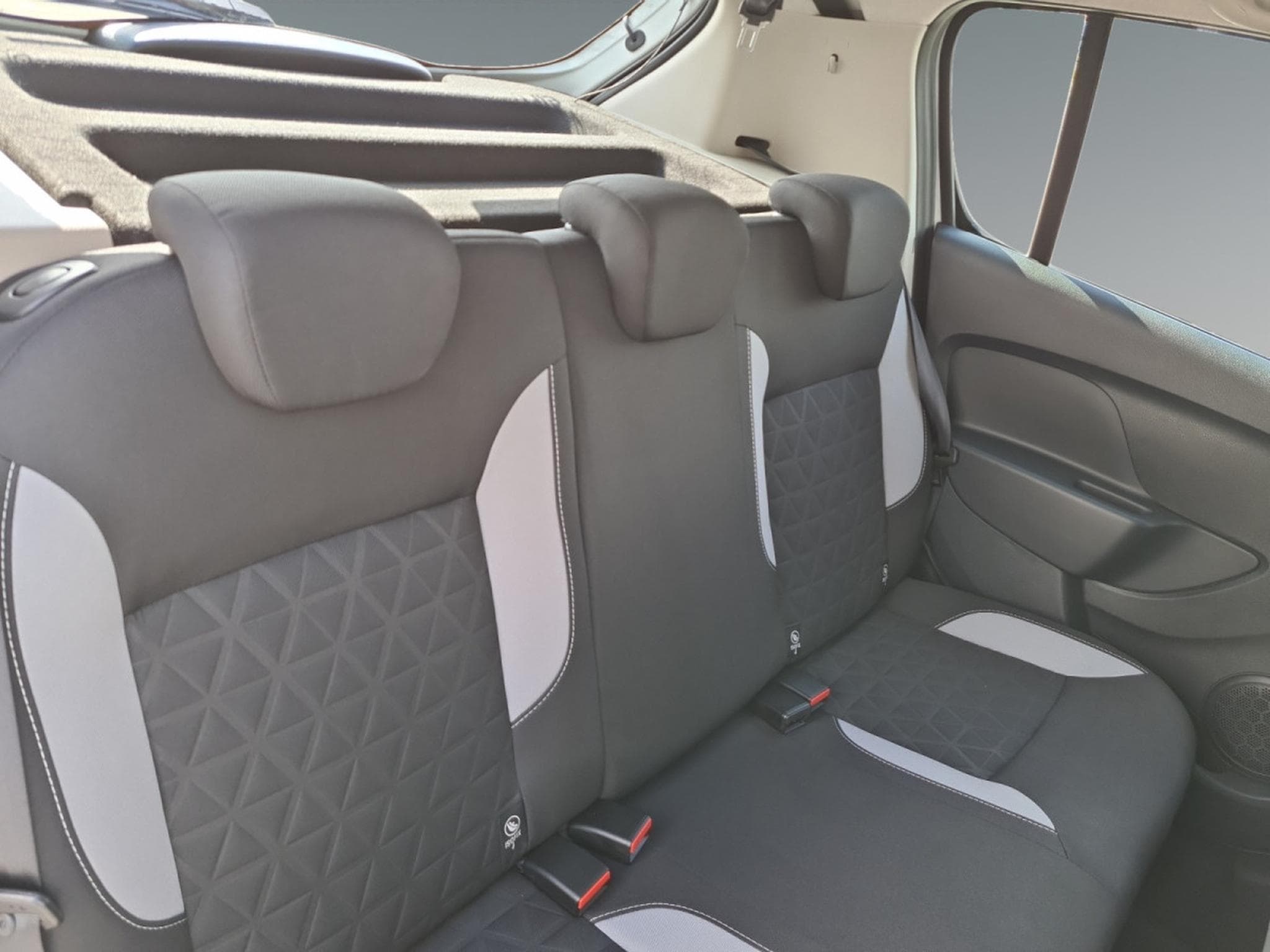 Dacia Sandero 0.9 TCe Lauréate (2015) - Foto 18
