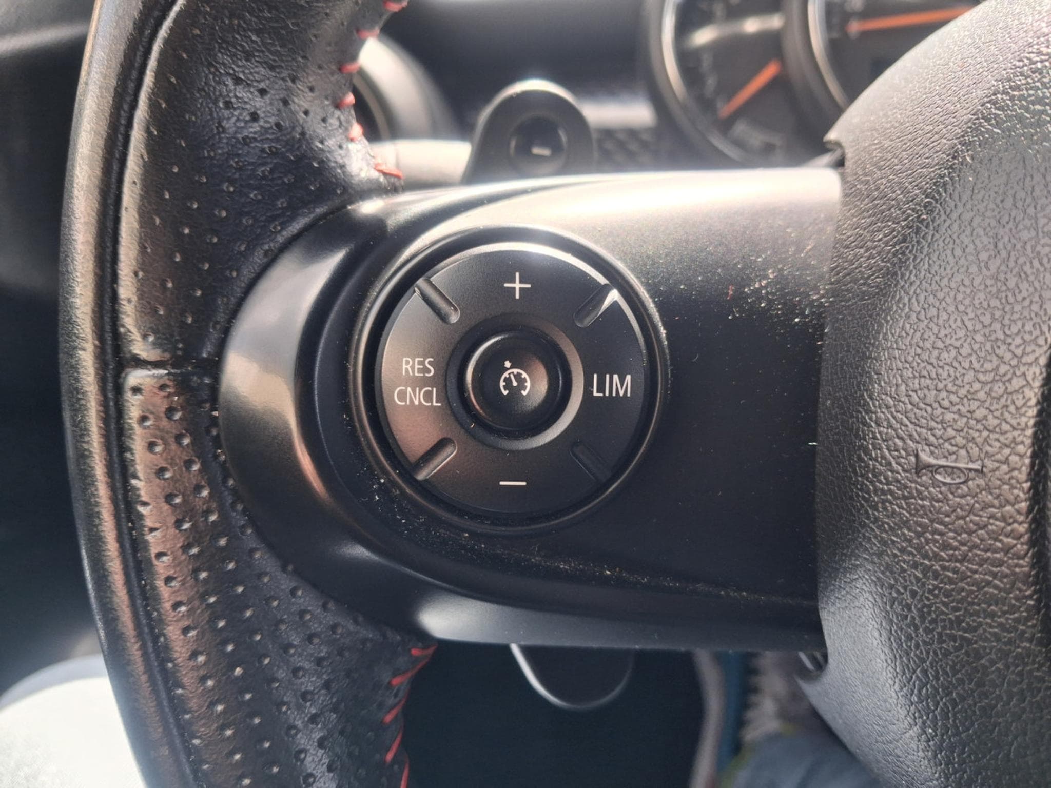 Mini Cooper S JCW LINE 192 CH BOITE AUTO *GARANTIE 24 MOIS* (2015) - Photo 21