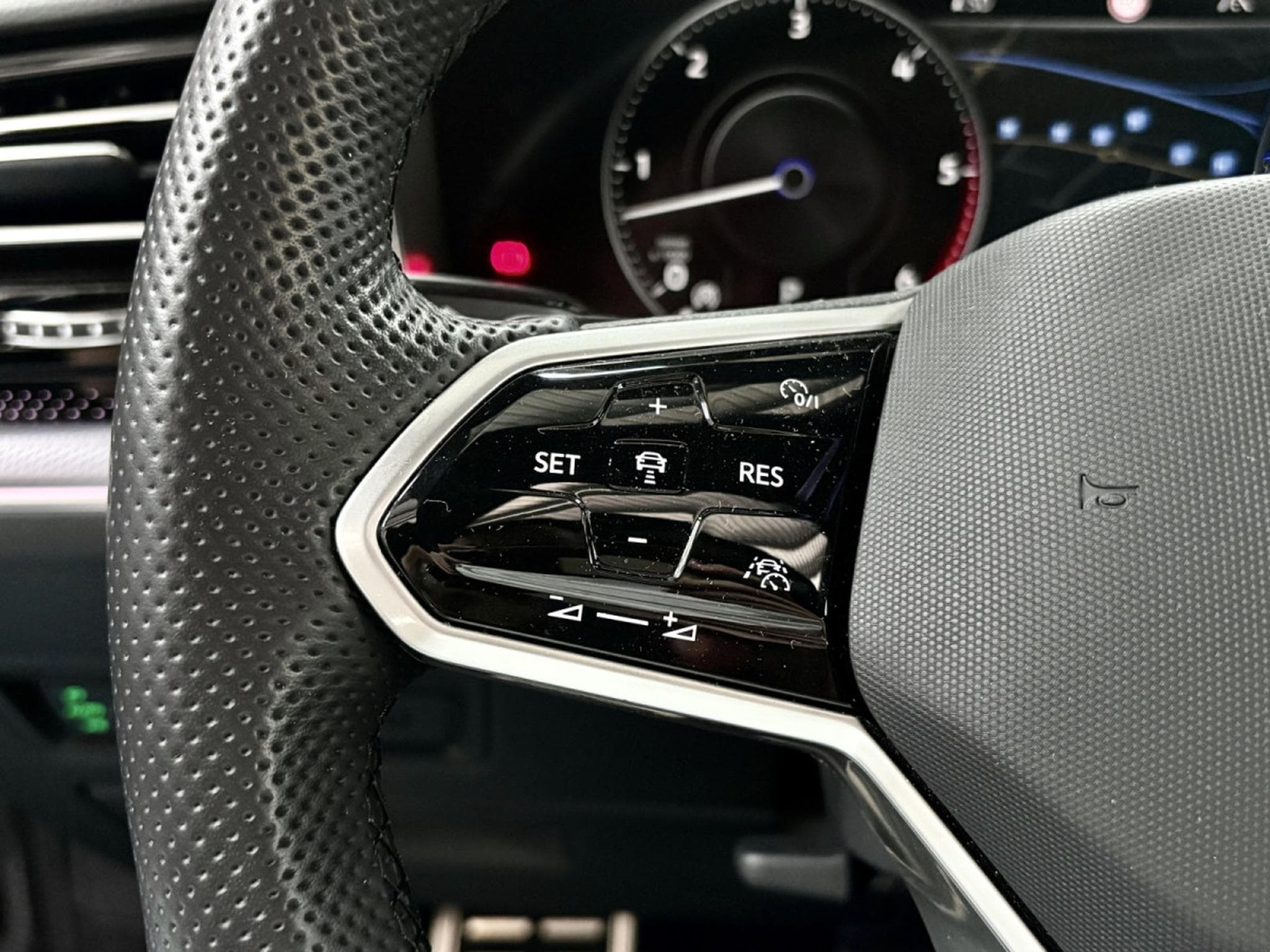 VW Touareg R-Line 4Motion 3.0 TDI 231 CV *PANO *MATRIX* 360° * ATTELAGE (2022) - Photo 12