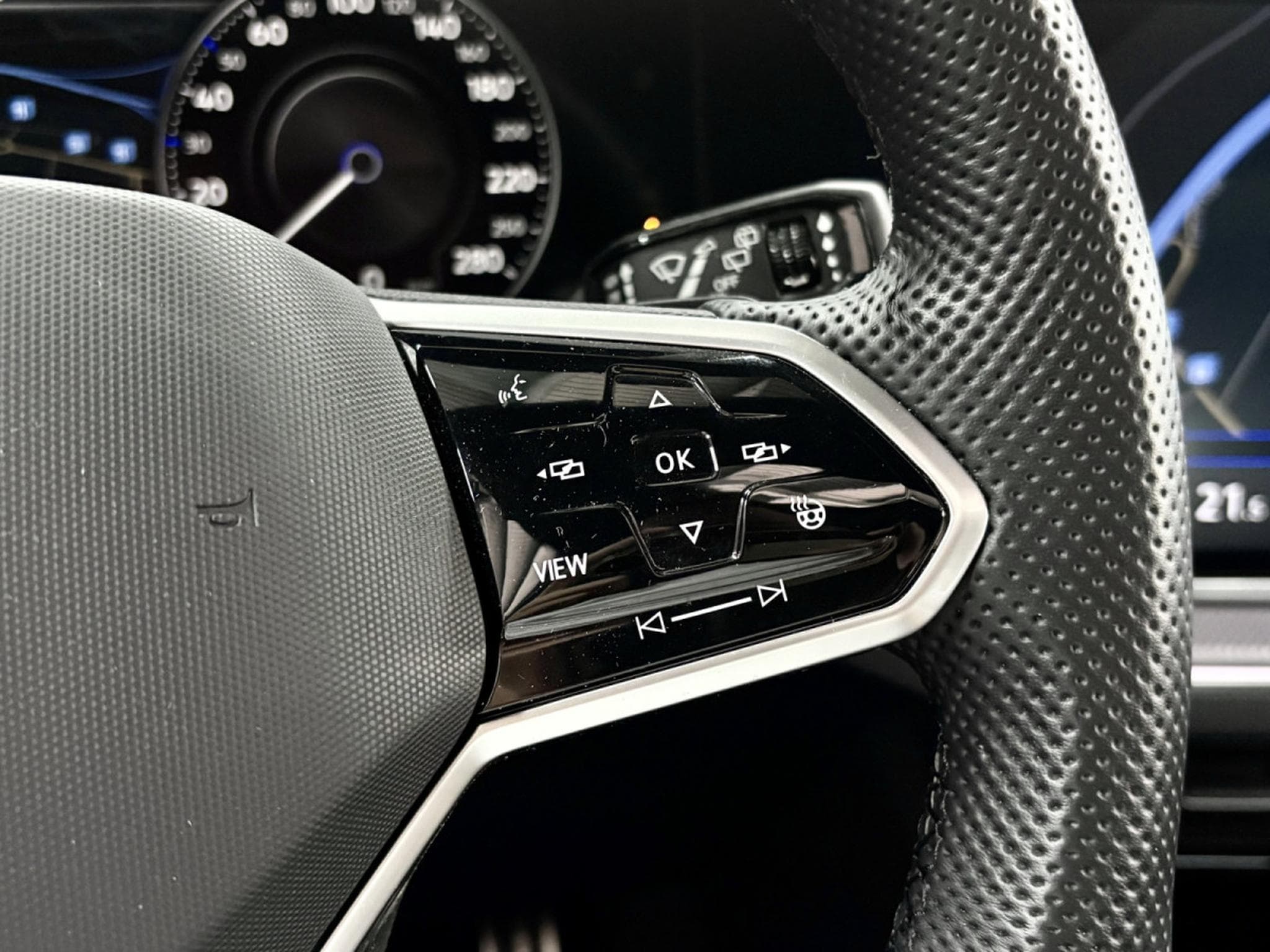 VW Touareg R-Line 4Motion 3.0 TDI 231 CV *PANO *MATRIX* 360° * ATTELAGE (2022) - Photo 13