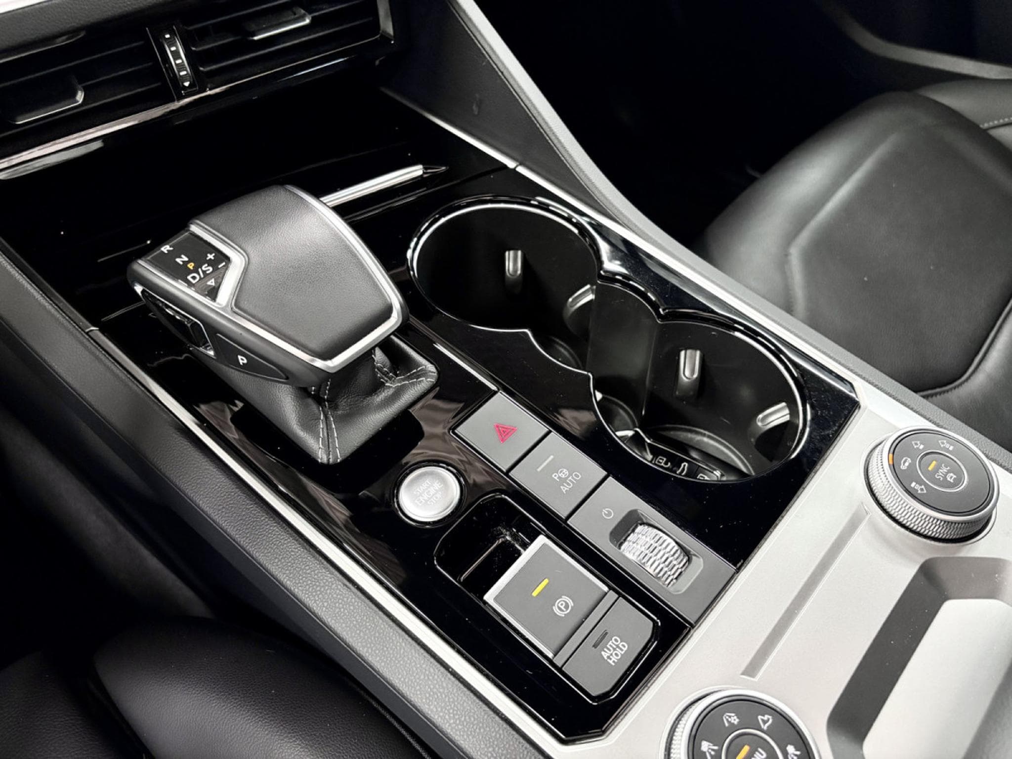 VW Touareg R-Line 4Motion 3.0 TDI 231 CV *PANO *MATRIX* 360° * ATTELAGE (2022) - Photo 16
