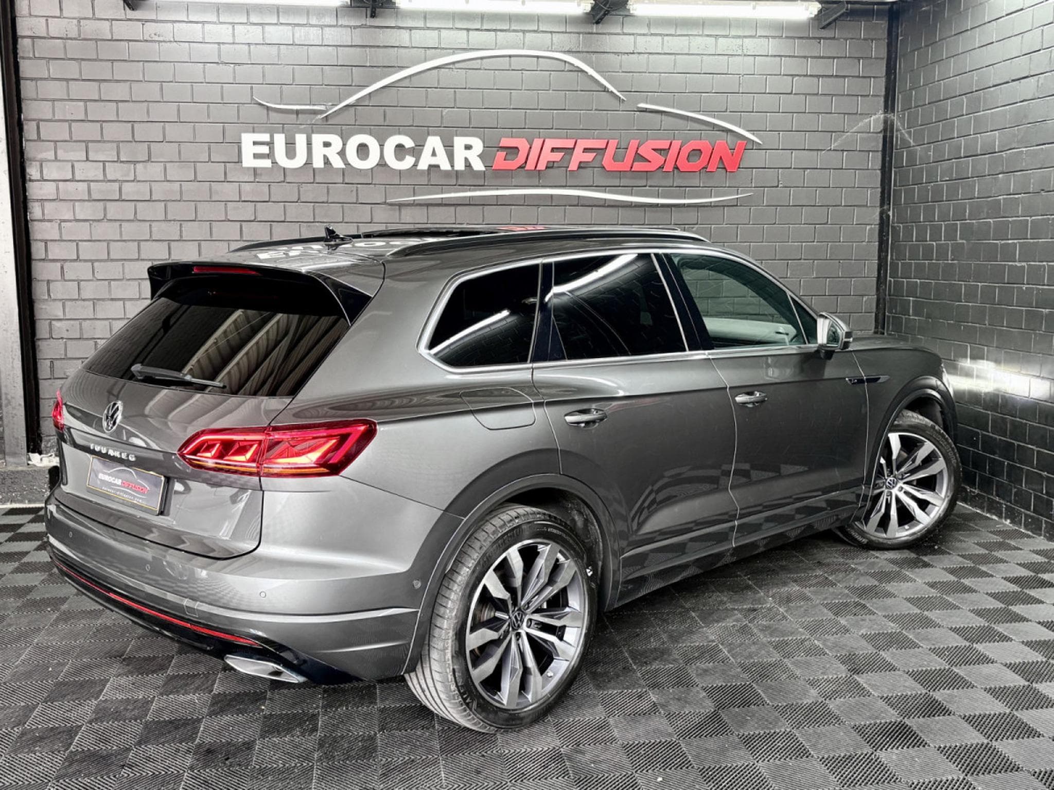 VW Touareg R-Line 4Motion 3.0 TDI 231 CV *PANO *MATRIX* 360° * ATTELAGE (2022) - Photo 6