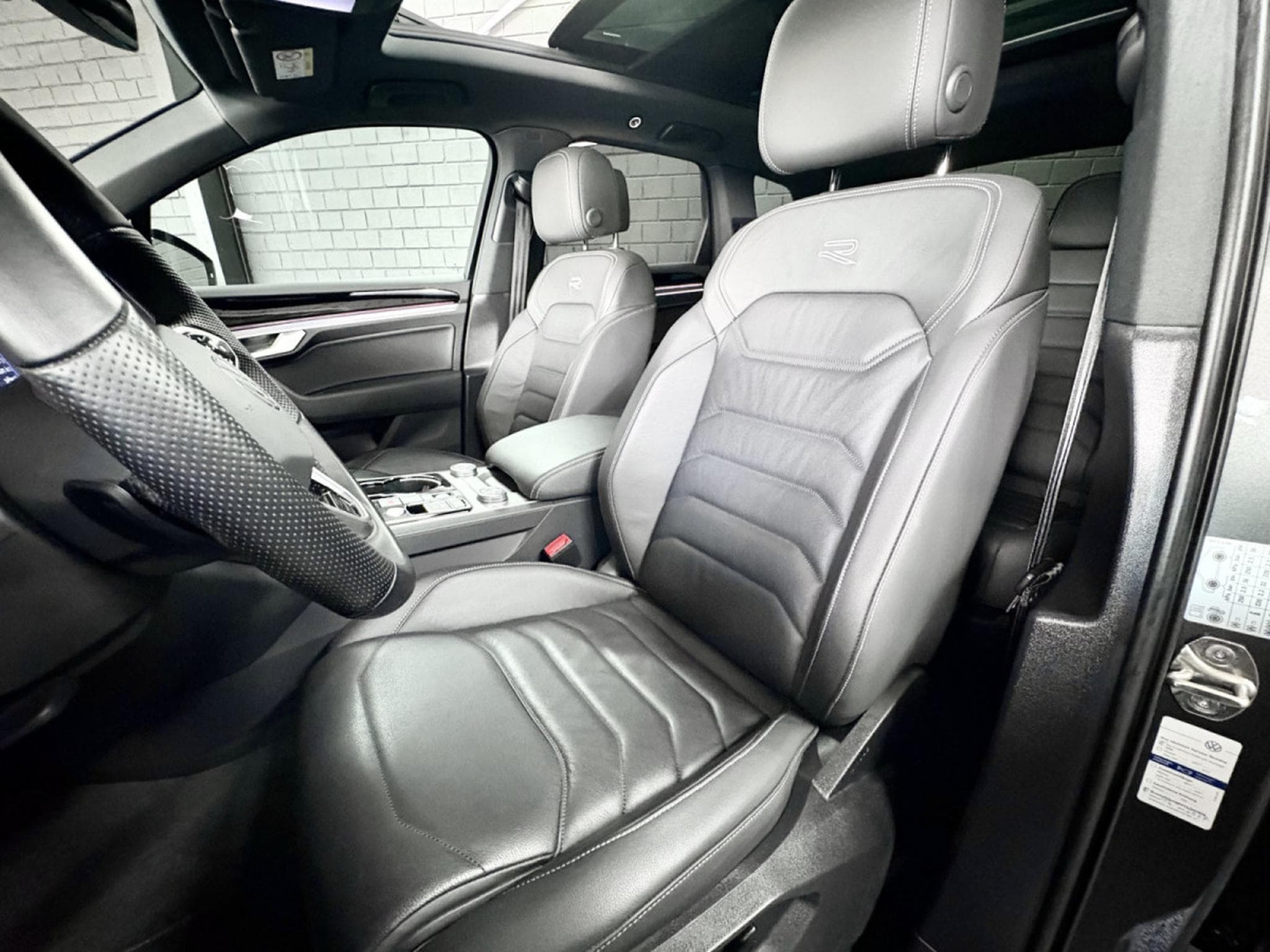 VW Touareg R-Line 4Motion 3.0 TDI 231 CV *PANO *MATRIX* 360° * ATTELAGE (2022) - Photo 7
