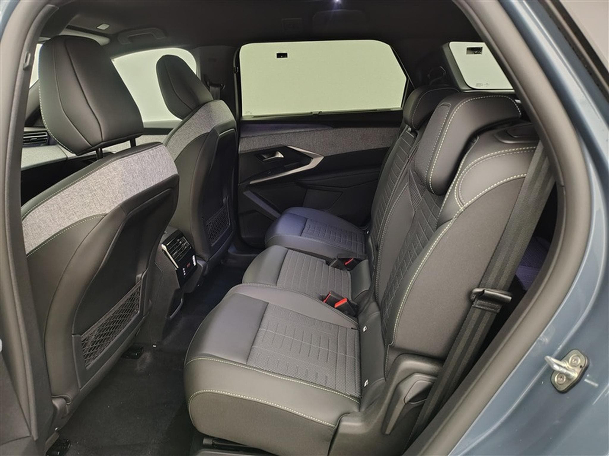 Peugeot 5008 1.2 HYBRID 145cv e-DSC6 GT 7pl. NAVI / FULL LED / CAMERA (2026) - Foto 13