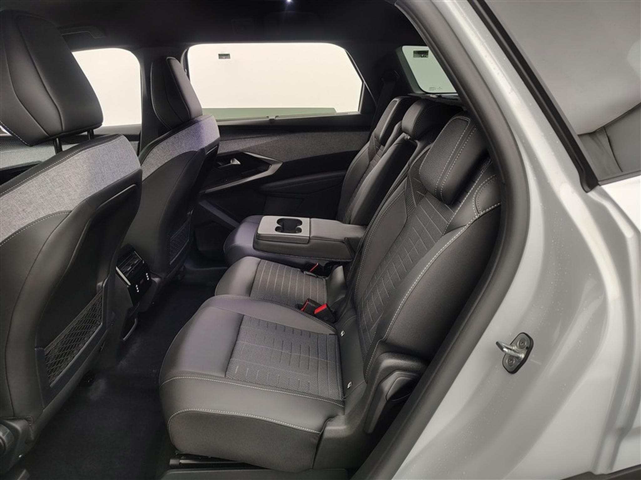 Peugeot 5008 1.2 HYBRID 145cv e-DSC6 GT 7pl. NAVI / FULL LED / CAMERA (2026) - Foto 13