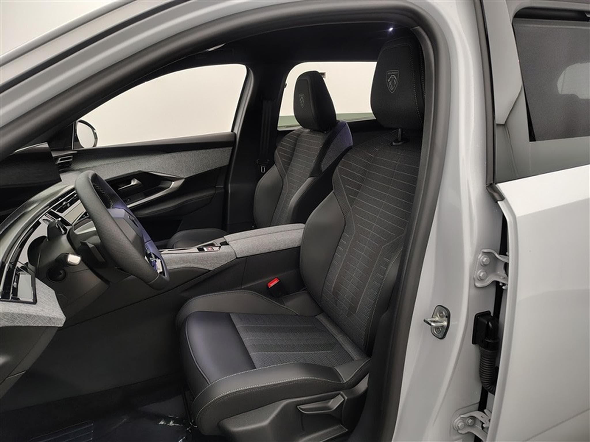 Peugeot 5008 1.2 HYBRID 145cv e-DSC6 GT 7pl. NAVI / FULL LED / CAMERA (2026) - Foto 7