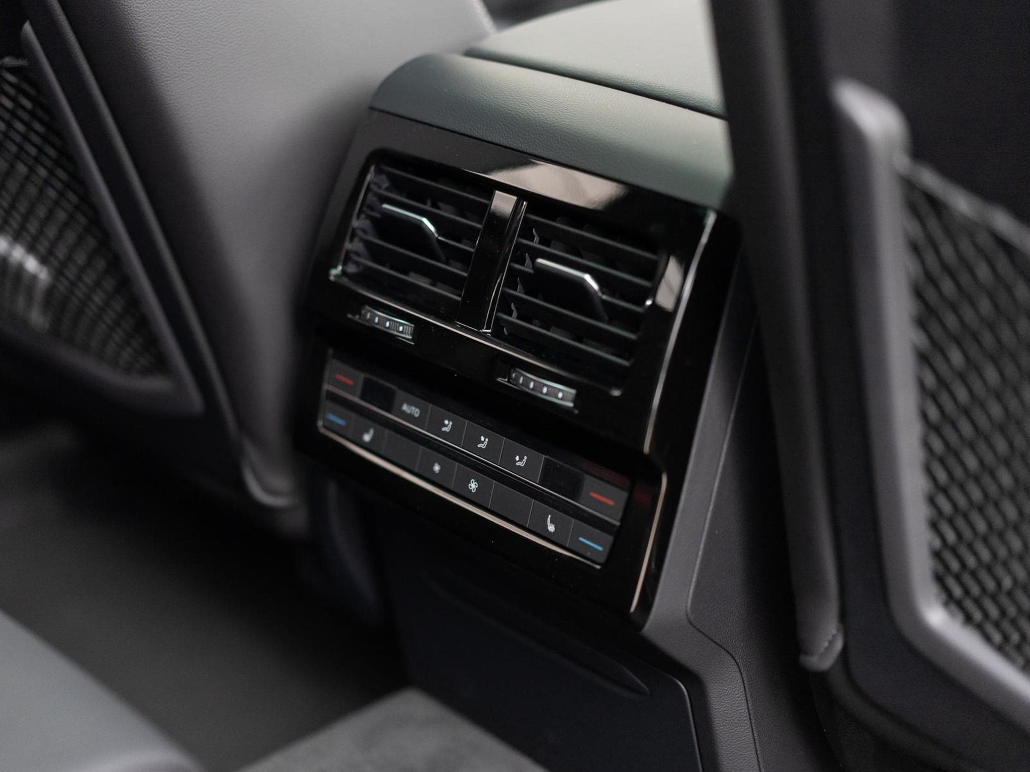 VW Touareg R-Line (2024) - Photo 13
