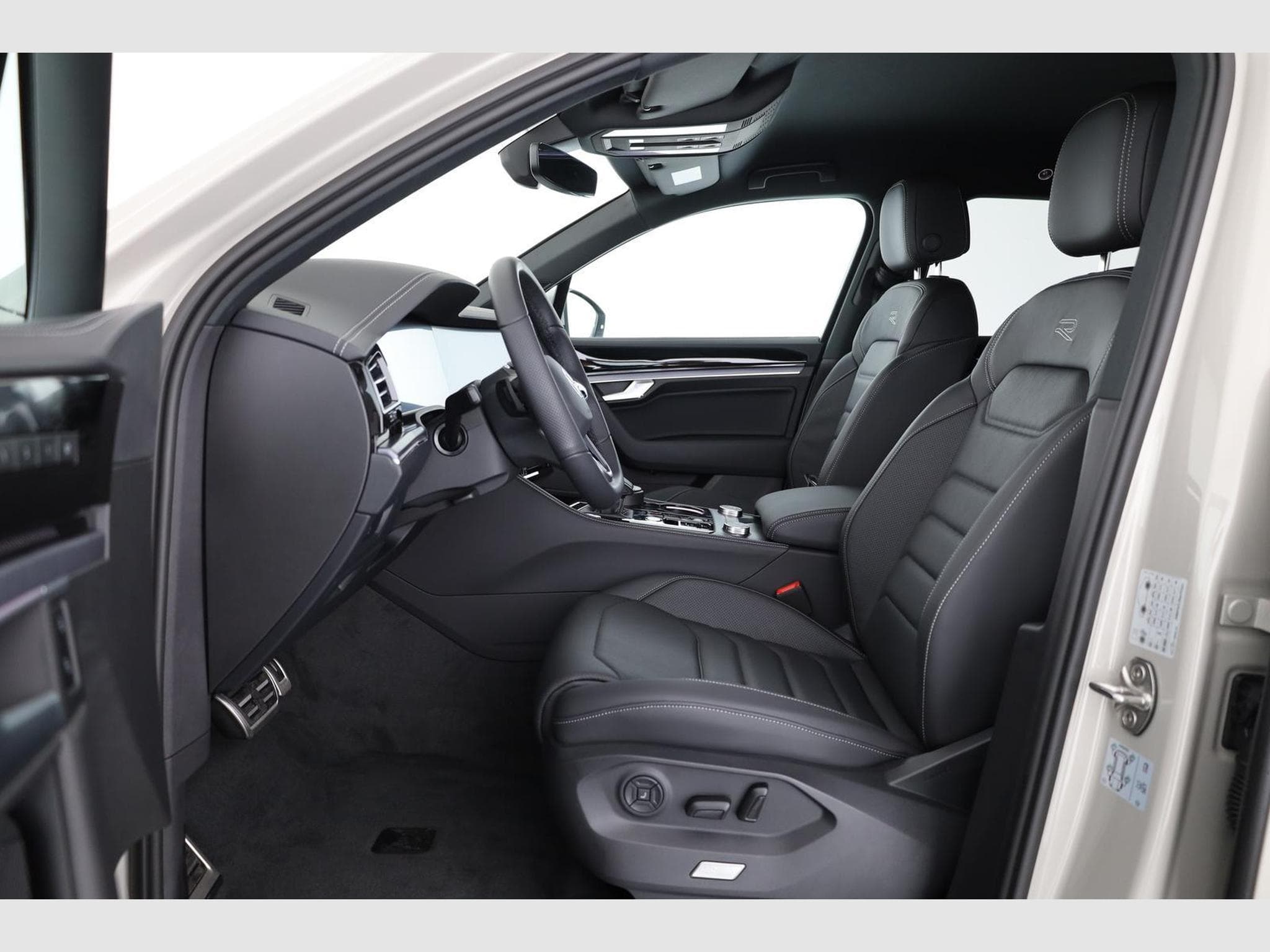 VW Touareg 3.0 TDI 210 kW 4Motion R-Line (2024) - Photo 9