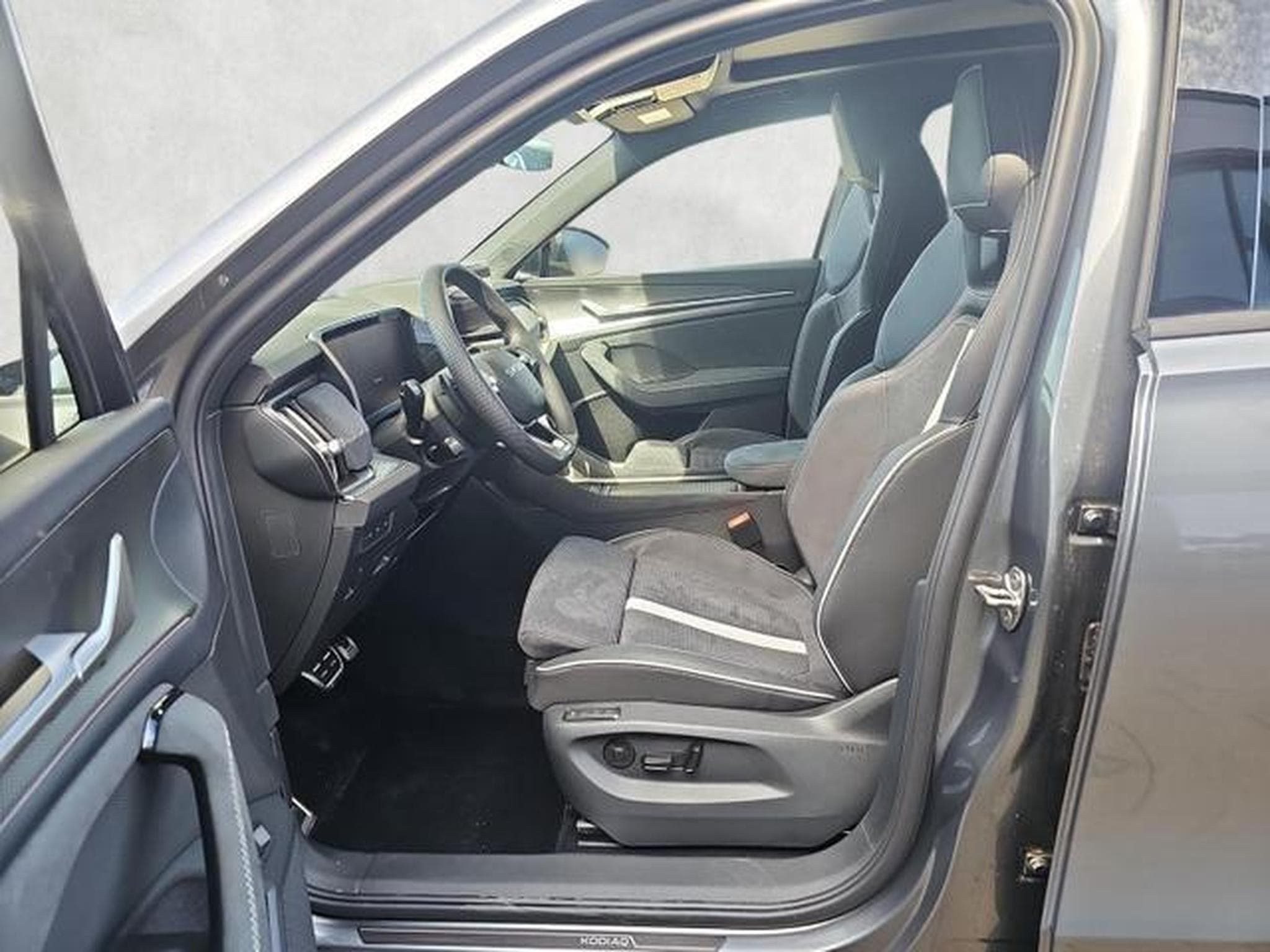 Skoda Kodiaq 1.5 TSI mHEV 110 kW Sportline (2026) - Foto 9