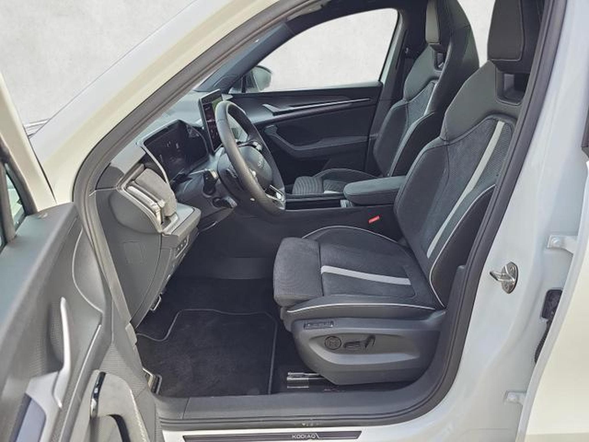 Skoda Kodiaq 1.5 TSI iV 150 kW Sportline (2026) - Foto 9
