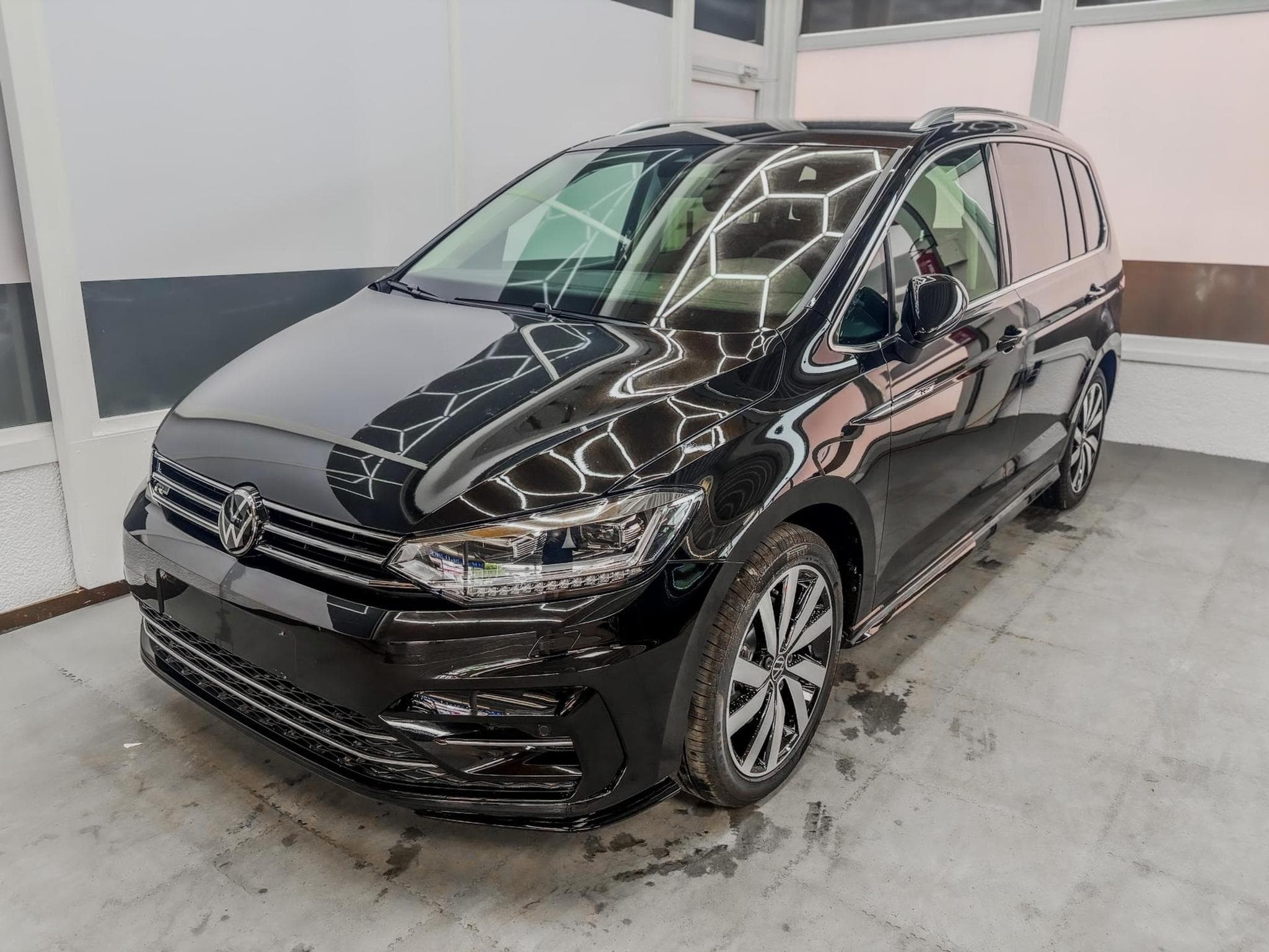 VW Touran R-LINE (2026) - Foto 1
