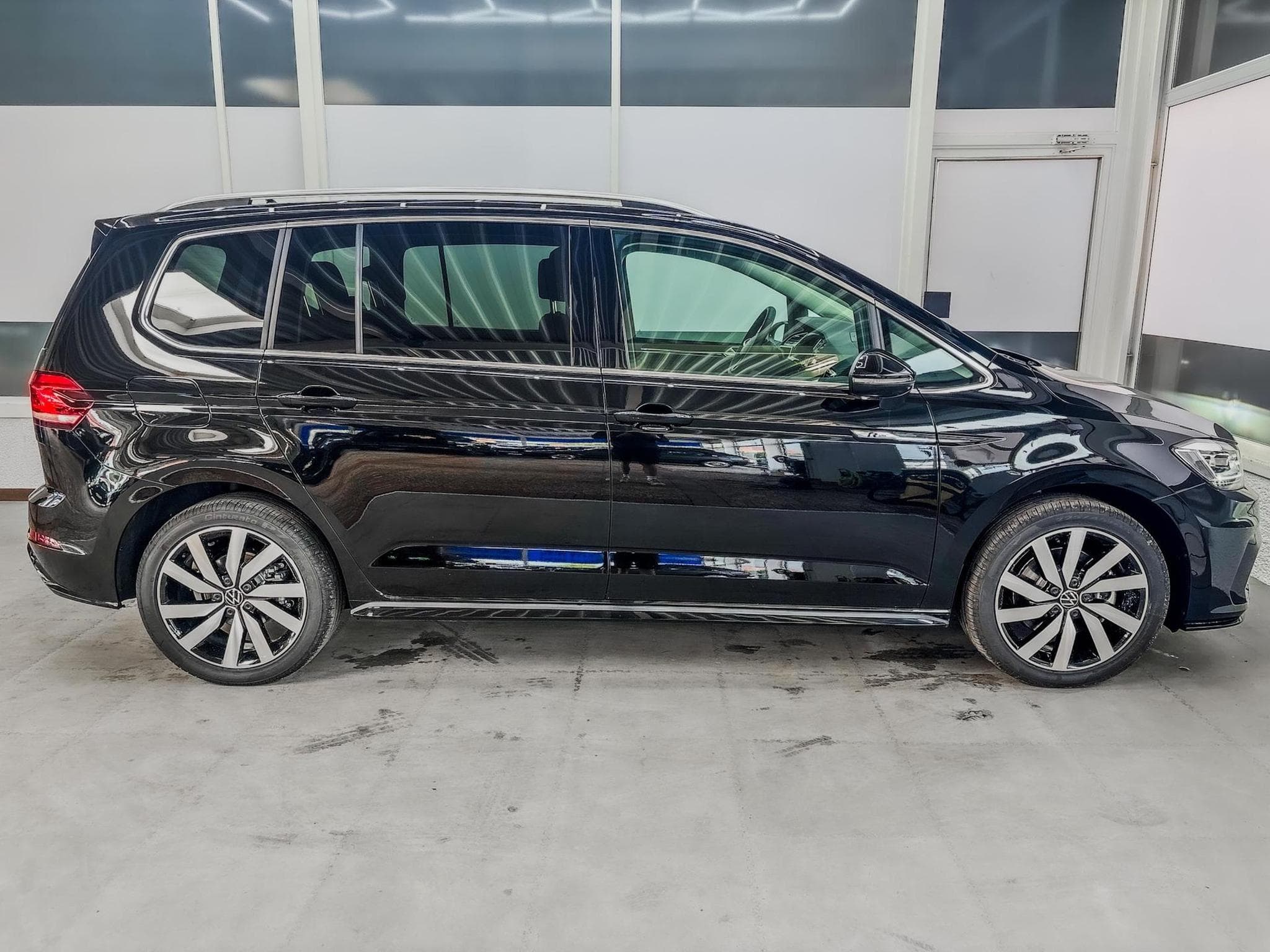 VW Touran R-LINE (2026) - Foto 4