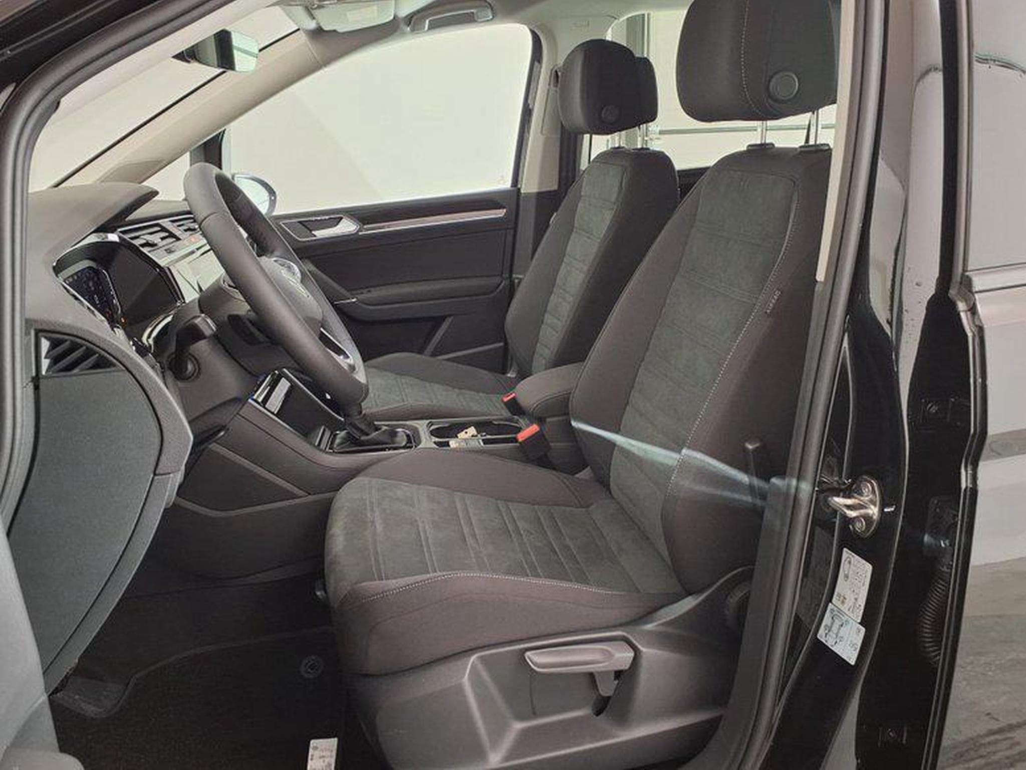 VW Touran Highline R-Line 1.5 TSI 7-Gang-DSG (2026) - Foto 9