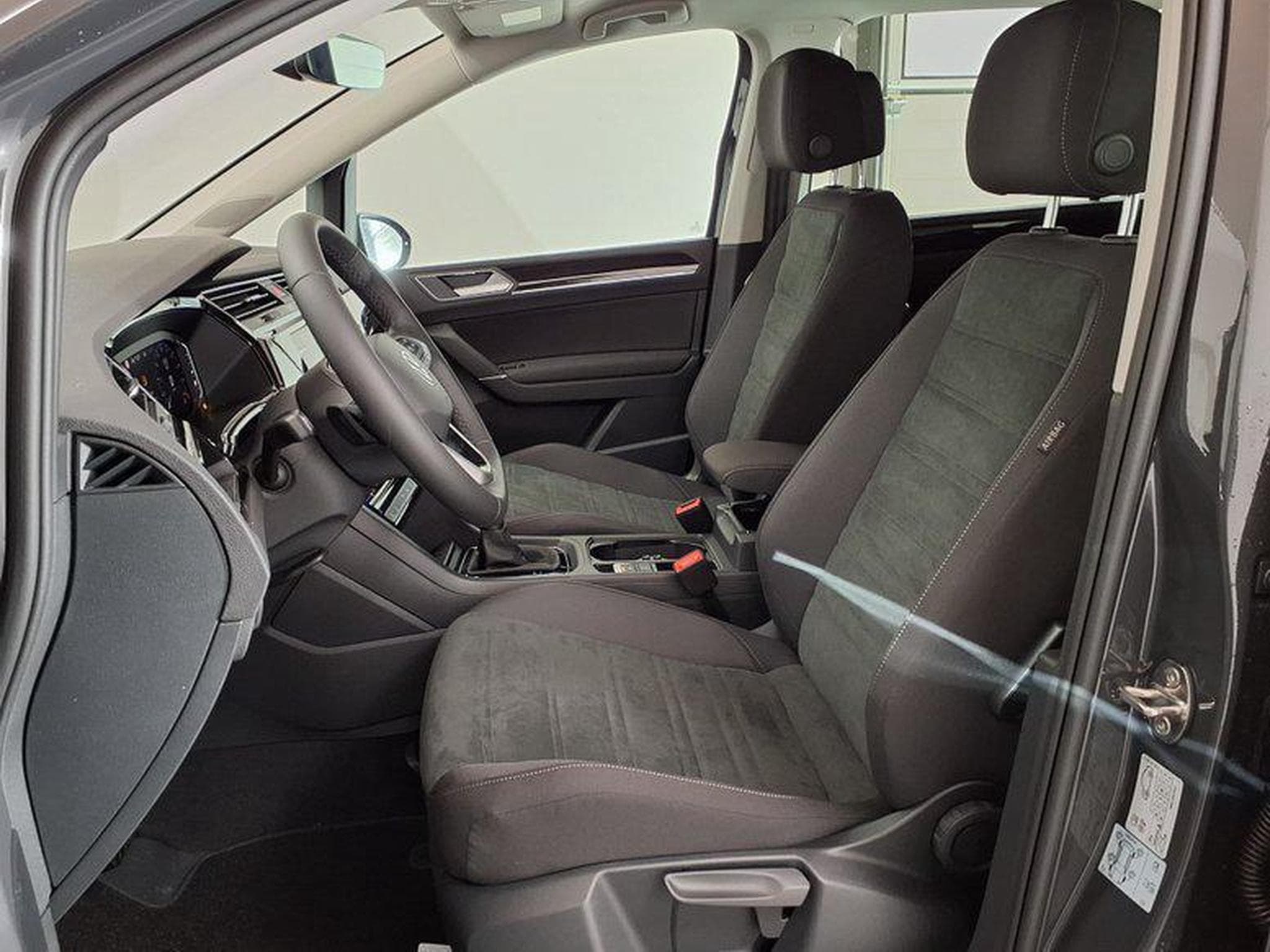 VW Touran Highline R-Line 1.5 TSI 7-Gang-DSG (2026) - Foto 9