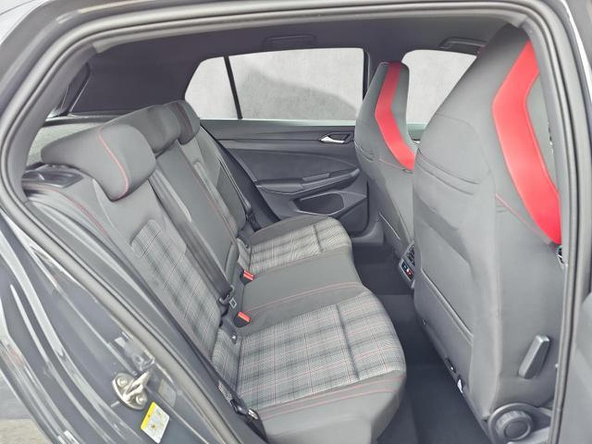 VW Golf 2.0 TSI 195 kW GTI (2026) - Photo 13